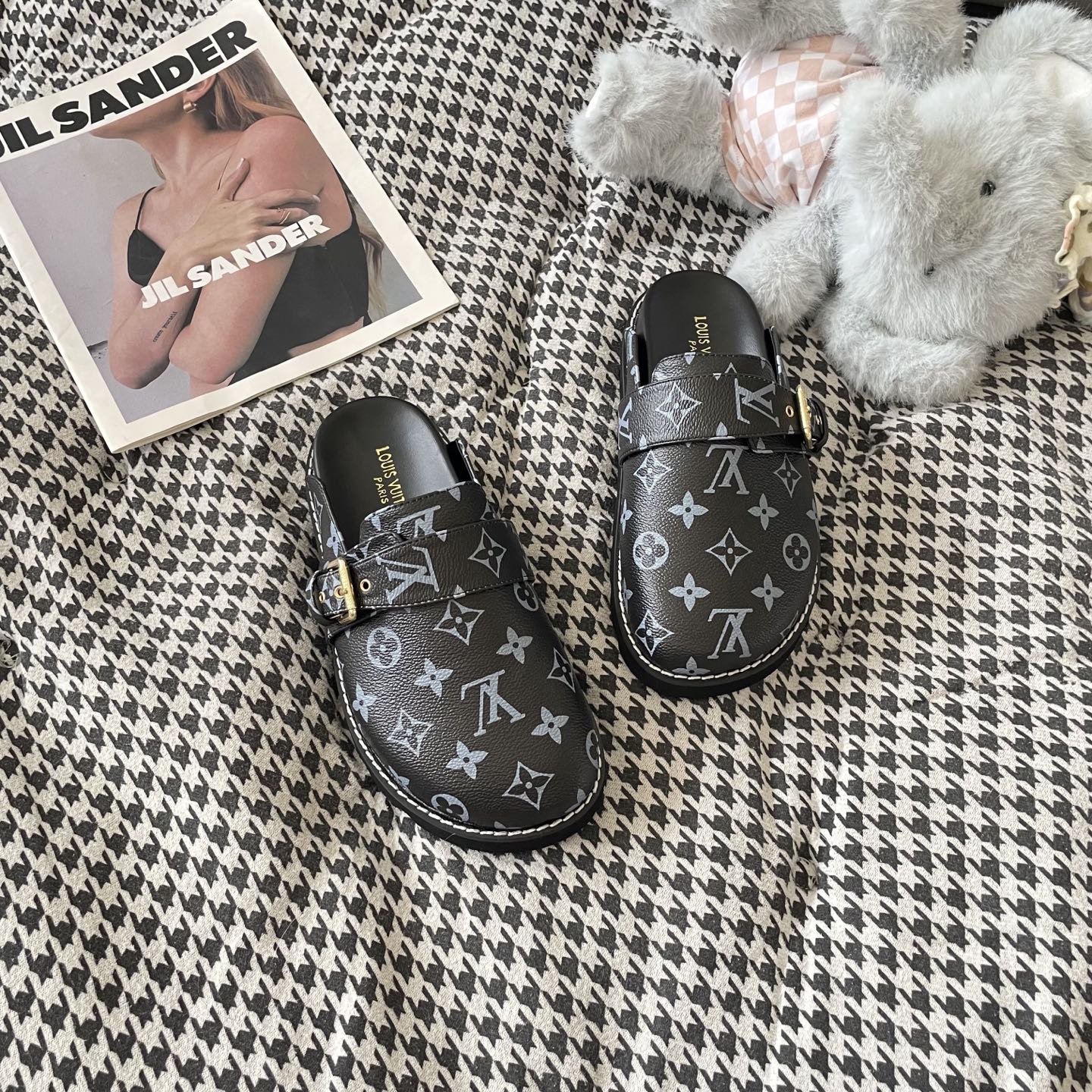 LV couple closed toe slippers