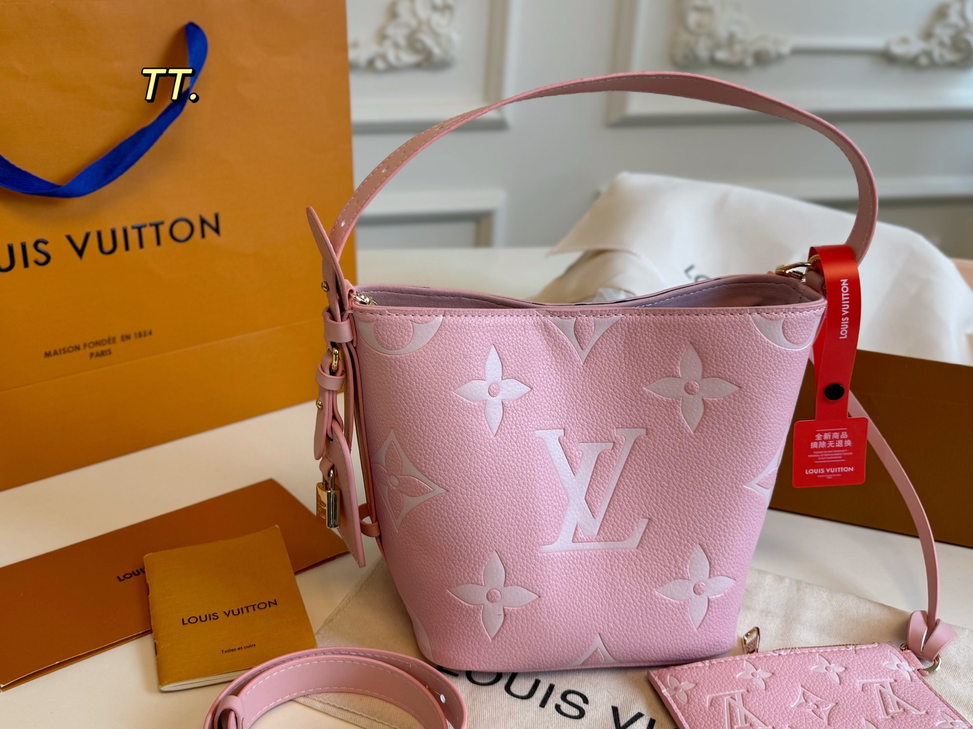 Louis Vuitton's new embossed 25Allinbb presbyopic bucket bag