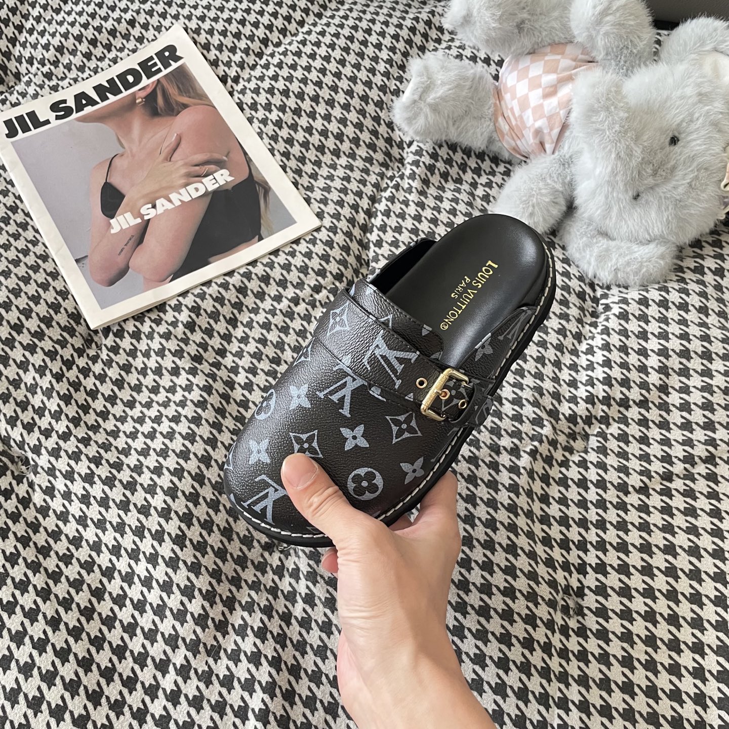 LV couple closed toe slippers
