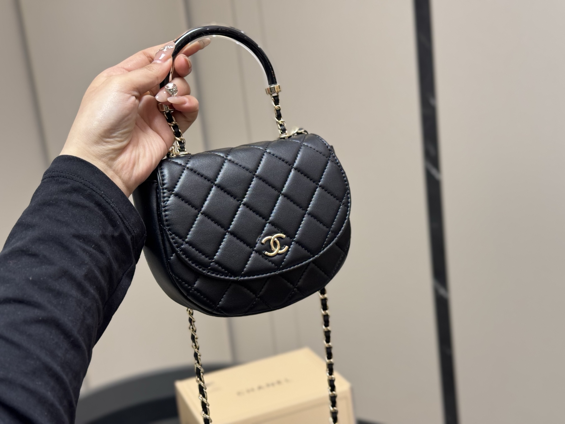 Chanel 25C acrylic handle handbag