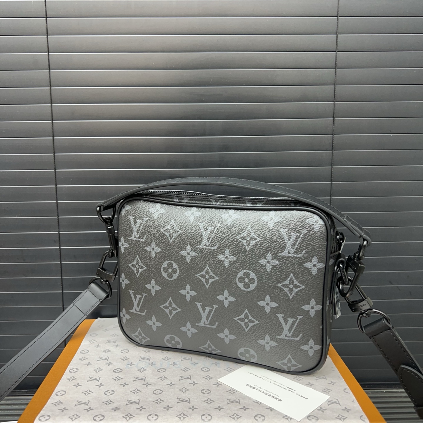 Louisvuitton classic versatile messenger bag