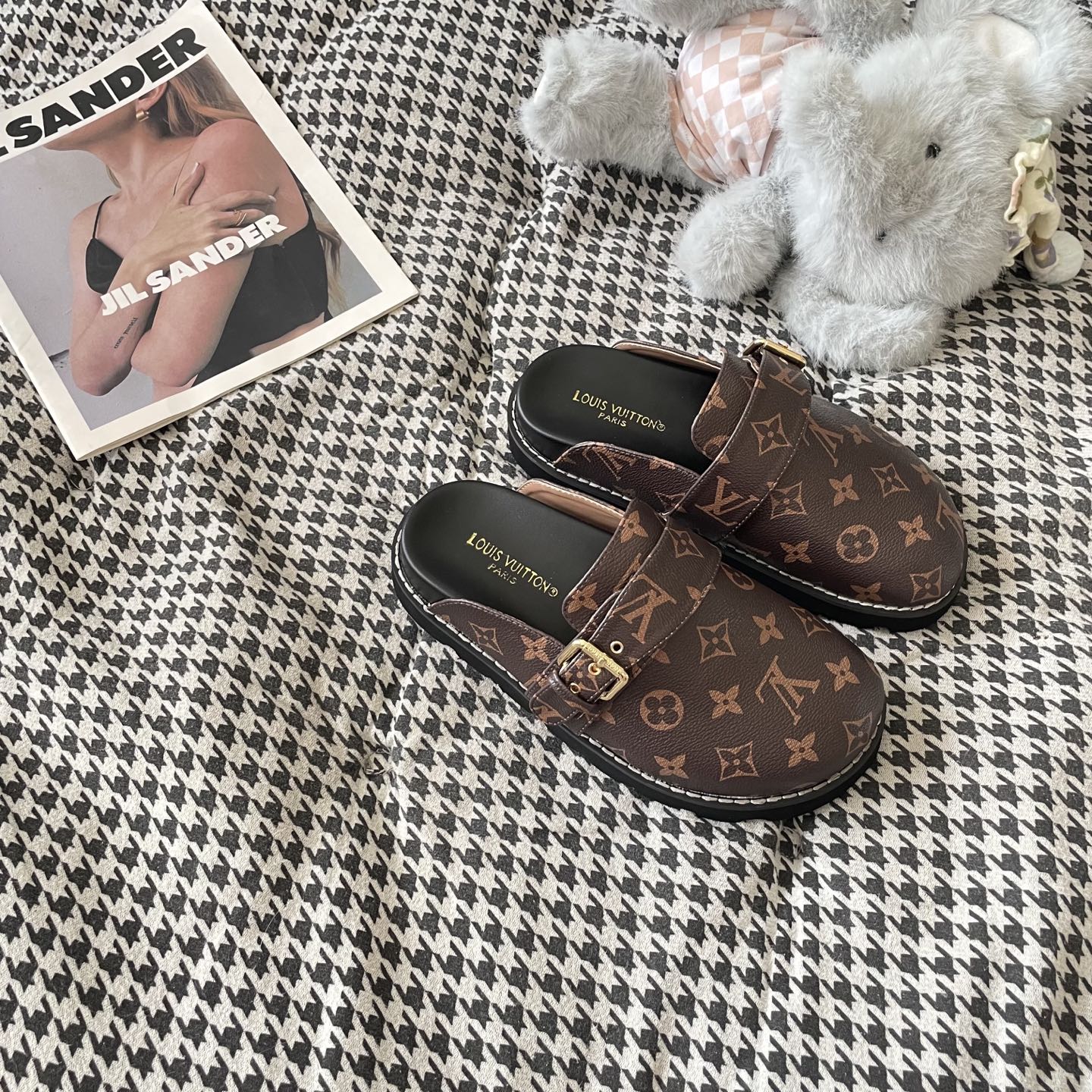 LV couple closed toe slippers