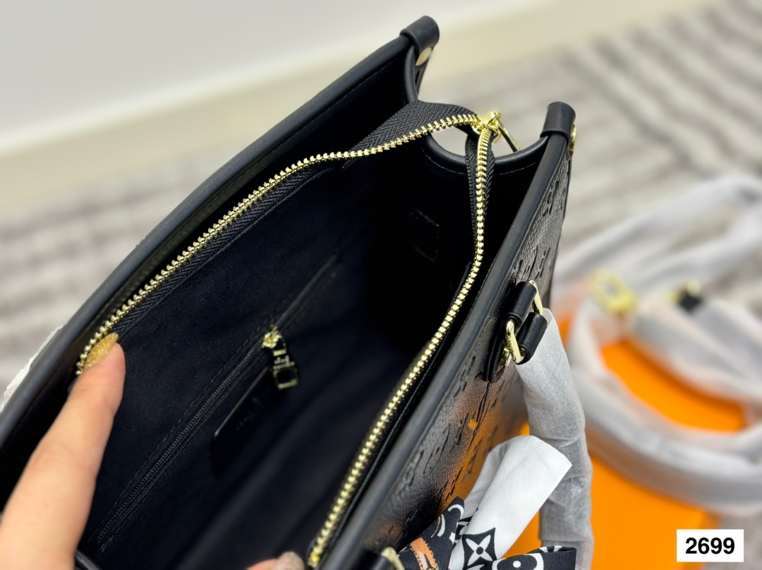 LV tote bag is simple and neat