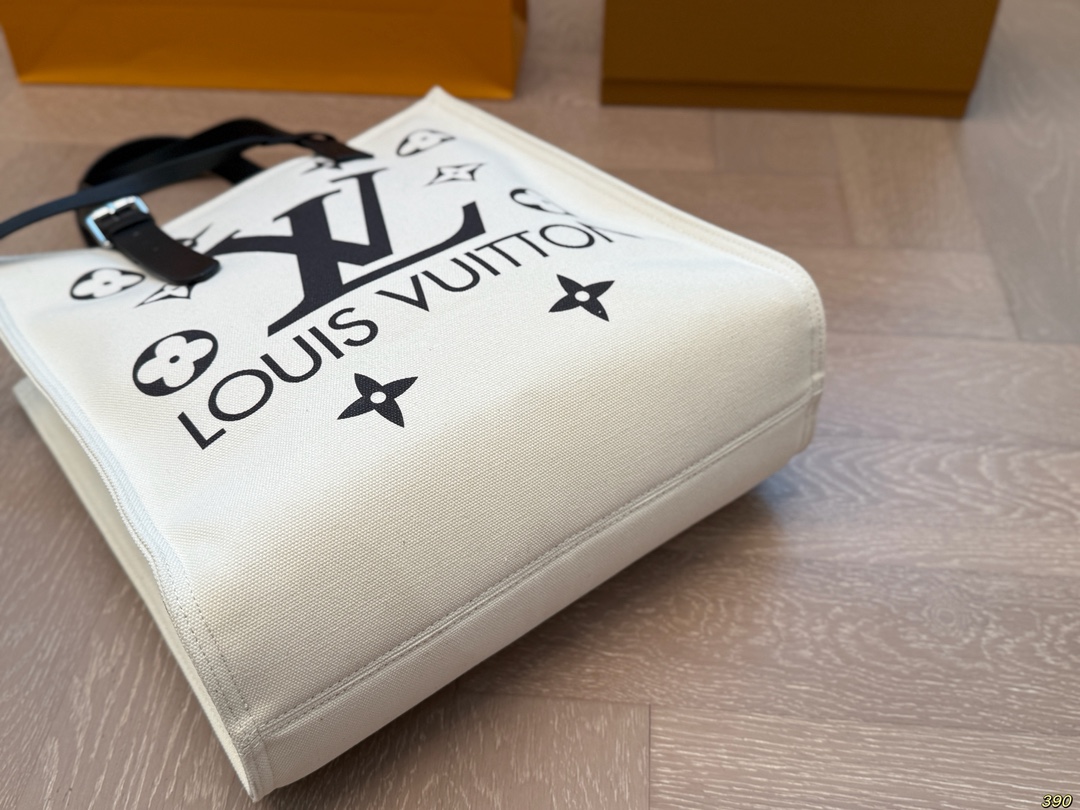 LV canvas bag is fashionable and cute