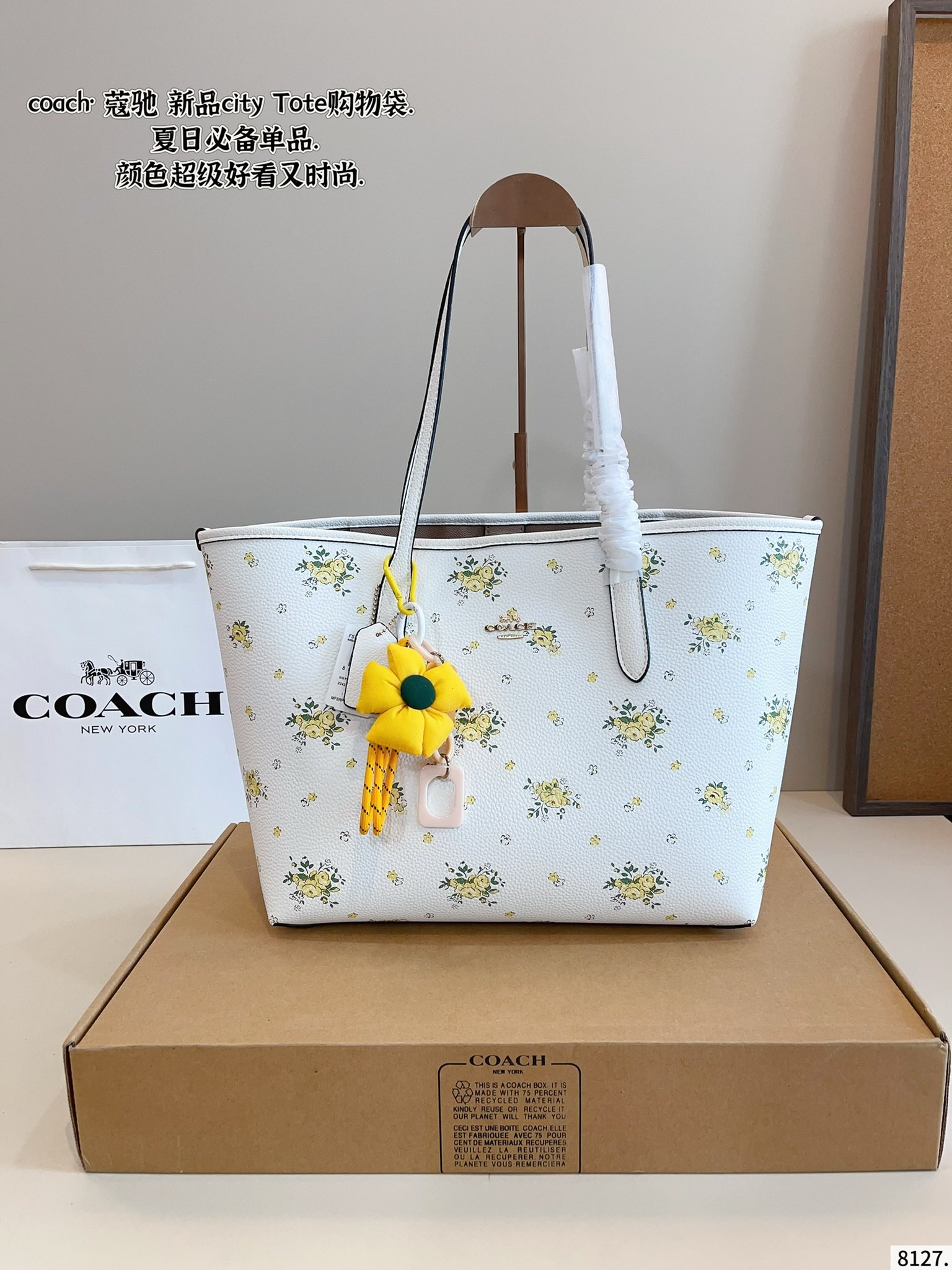 Coach City Tote is simple and versatile