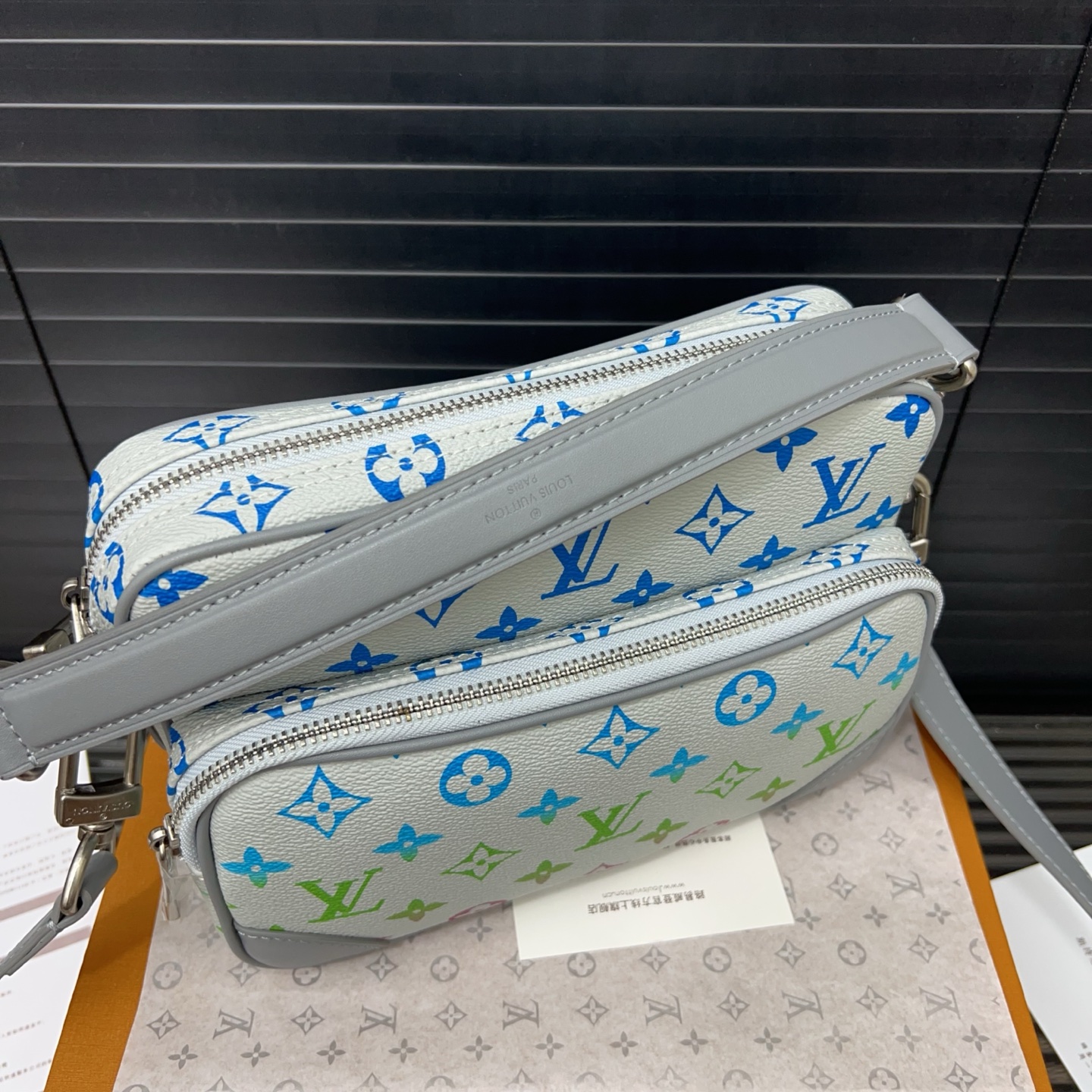 Louisvuitton off-white shoulder strap messenger bag