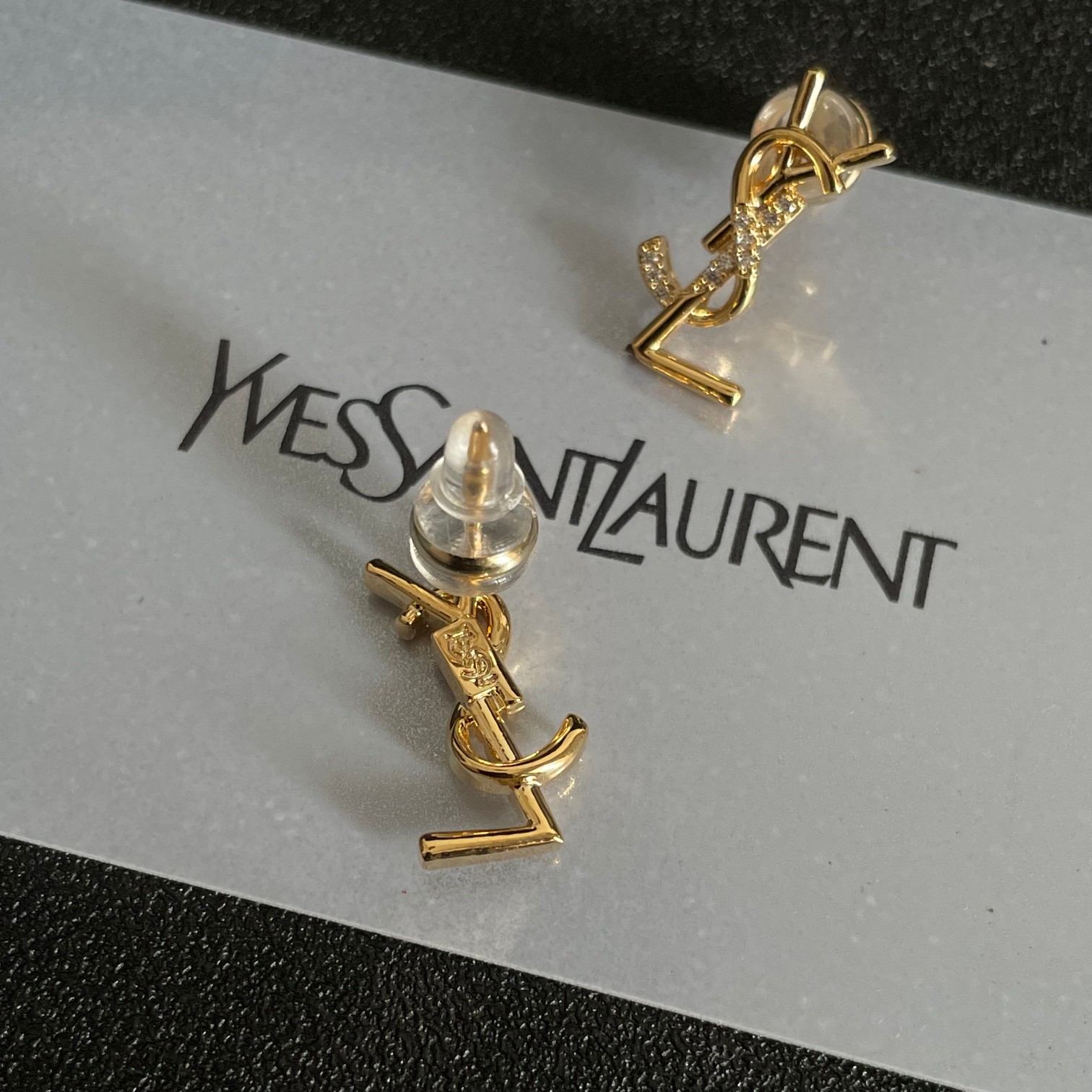 Yves Saint Laurent's new earrings are independent elegant intellectual retro classic and versatile
