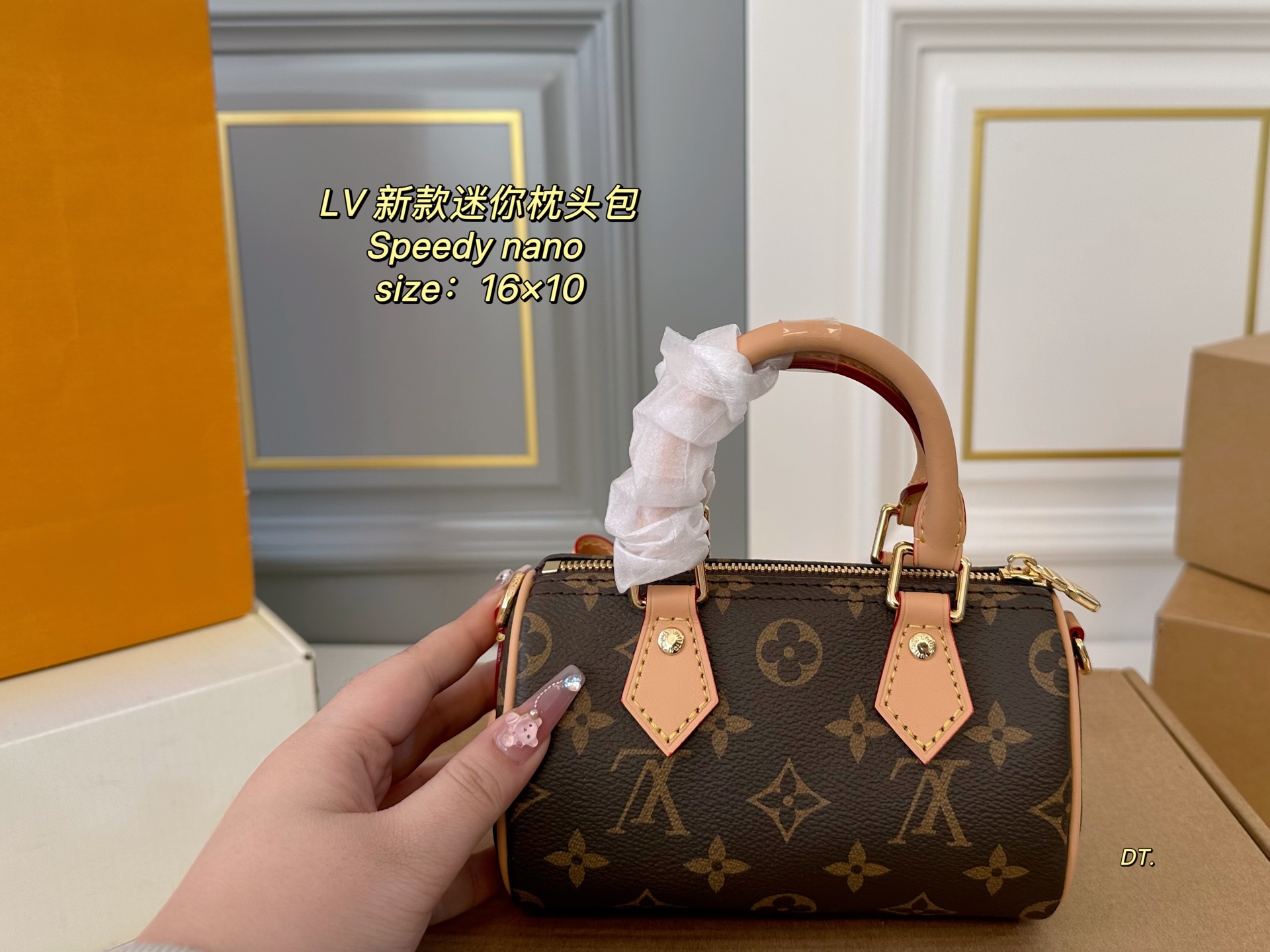LV mini pillow bag exquisite Compact, lightweight, fashionable and versatile