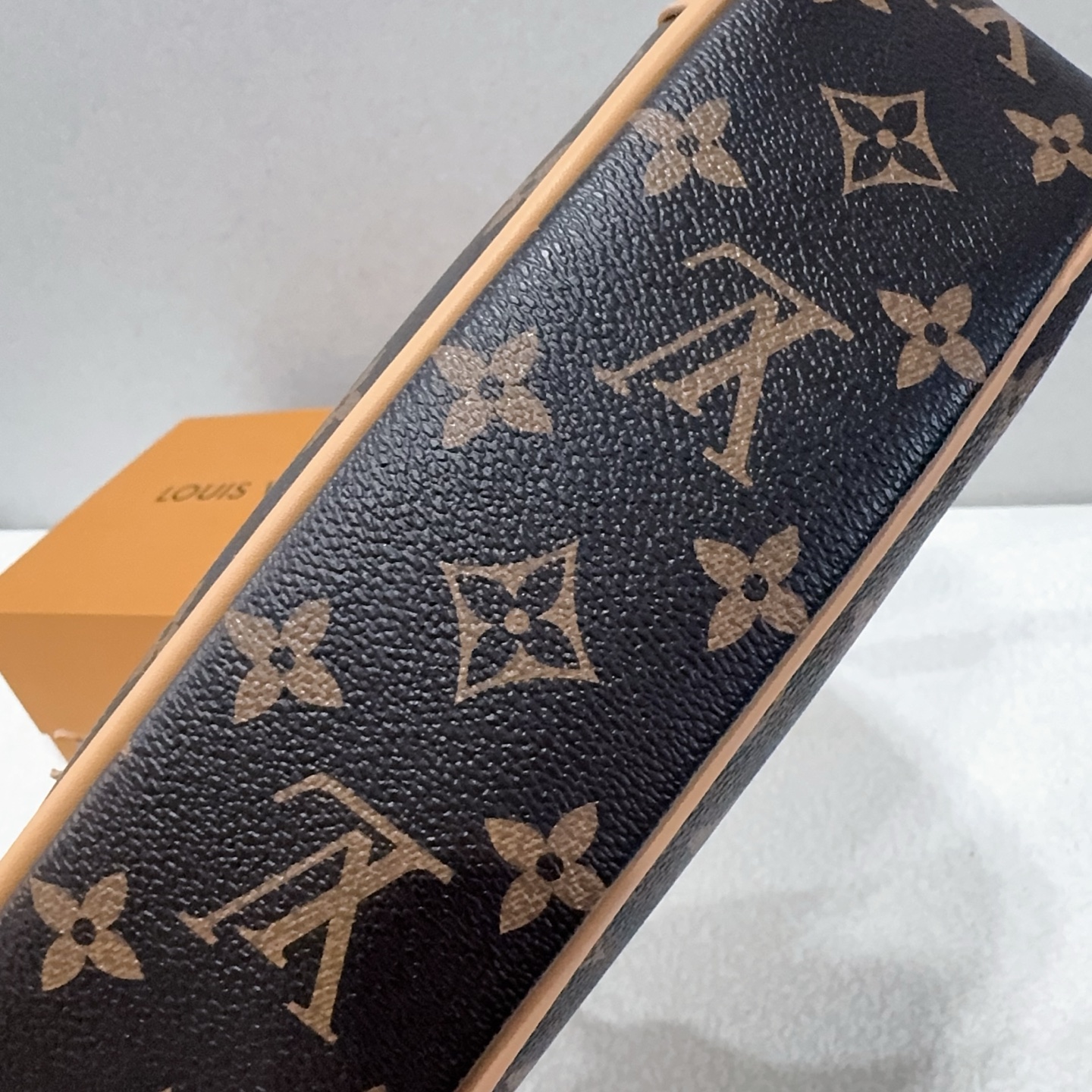 LV single shoulder armpit bag classic presbyopia