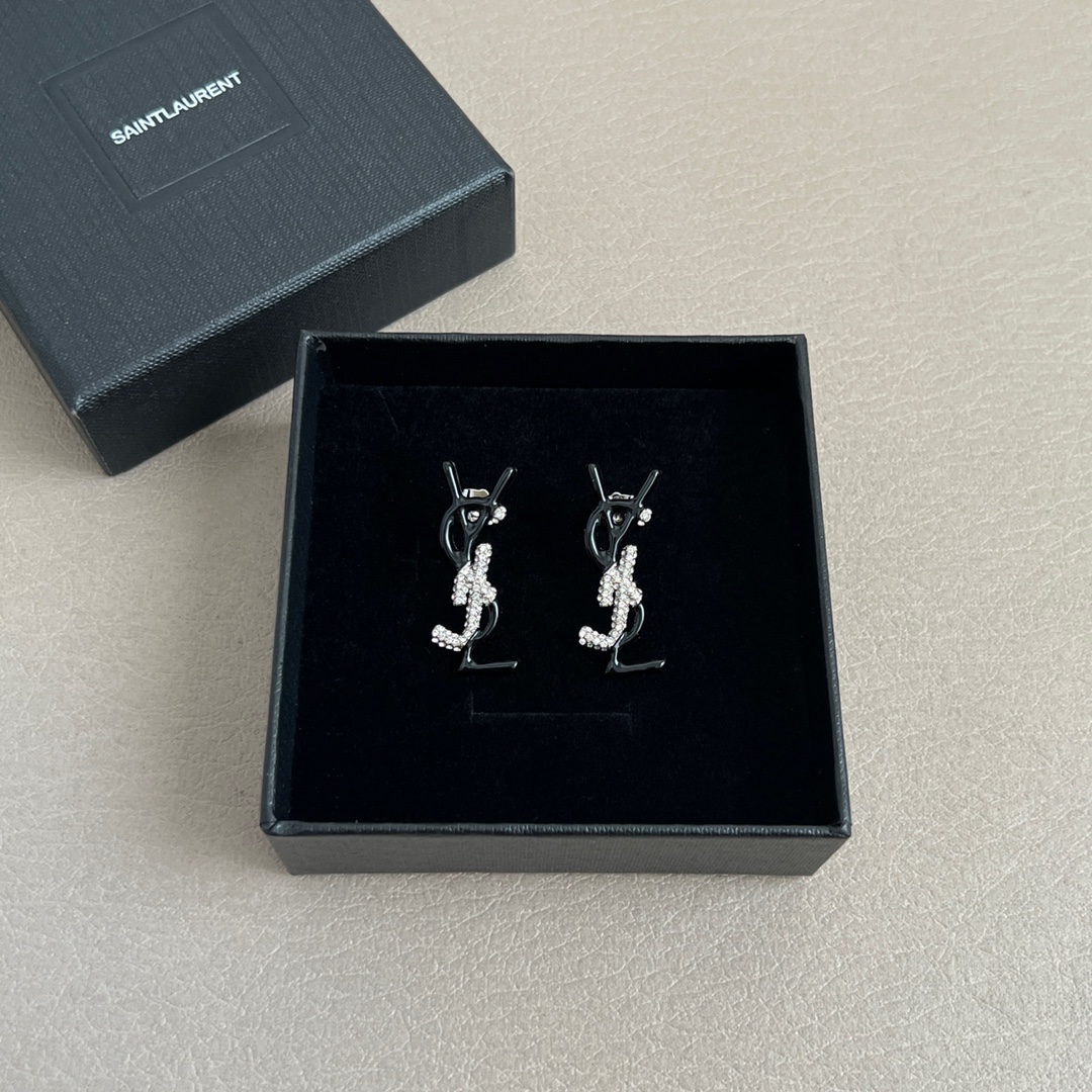 High-end light luxury style fashionable style letter stud earrings texture earrings for women