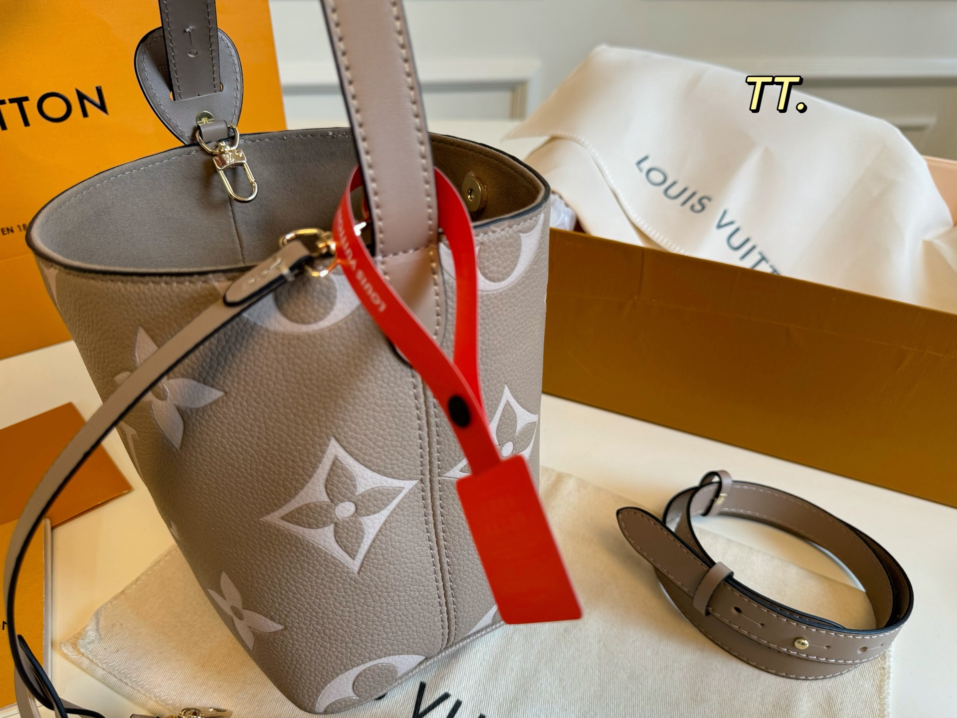 Louis Vuitton's new embossed 25Allinbb presbyopic bucket bag