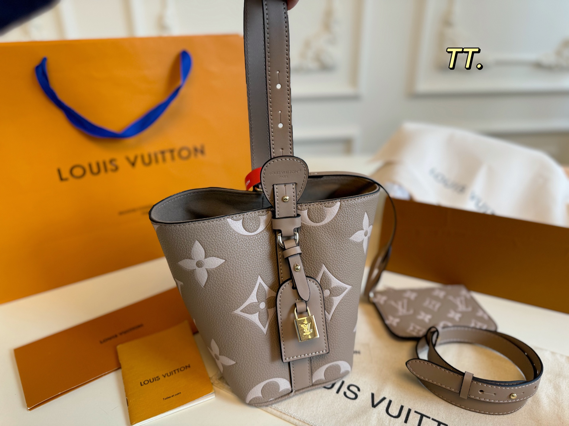 Louis Vuitton's new embossed 25Allinbb presbyopic bucket bag