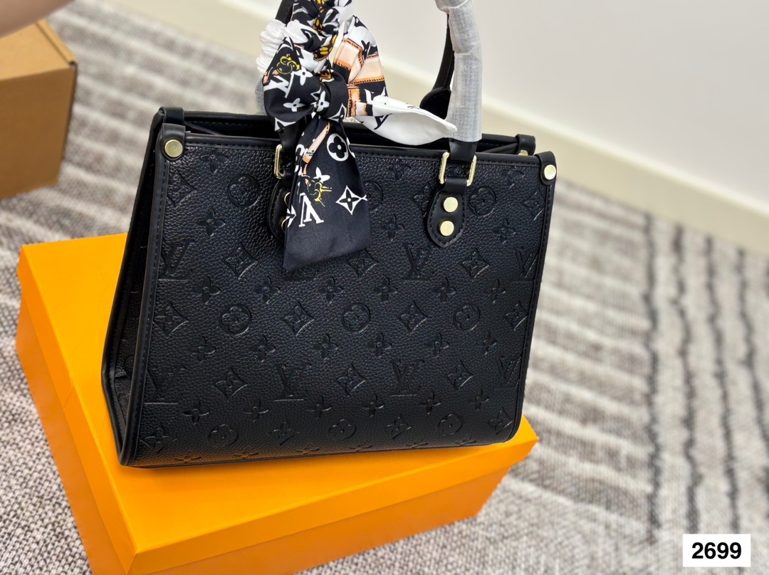 LV tote bag is simple and neat