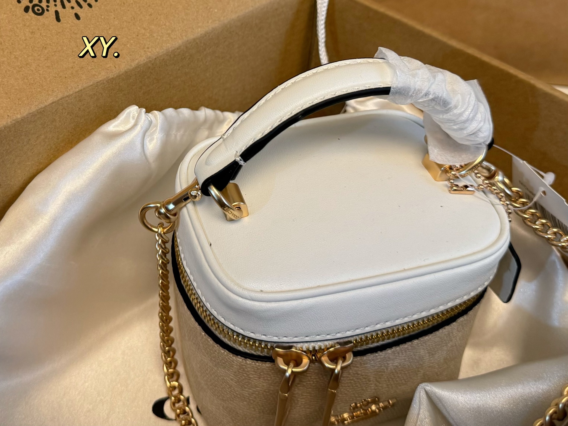 Coach's new Ava portable mini chain box bag lipstick bag