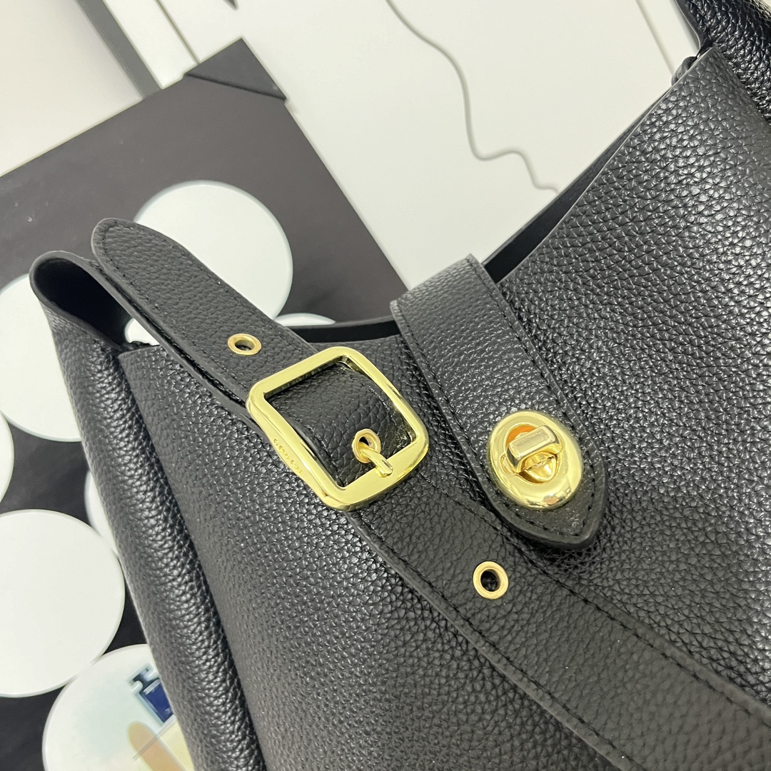 Coach shoulder handbag is simple and versatile