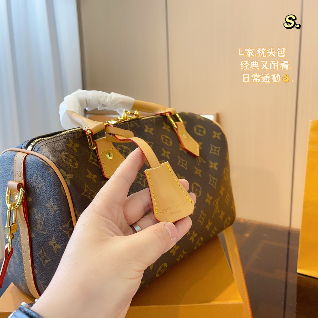 Louis Vuitton presbyopia pillow bag is elegant and low-key