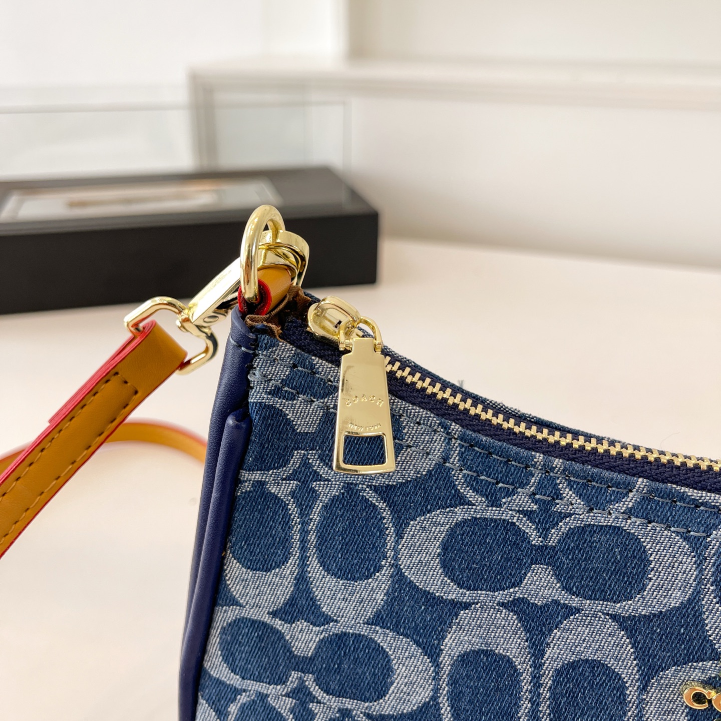 Coach presbyopic shoulder crossbody handbag armpit bag