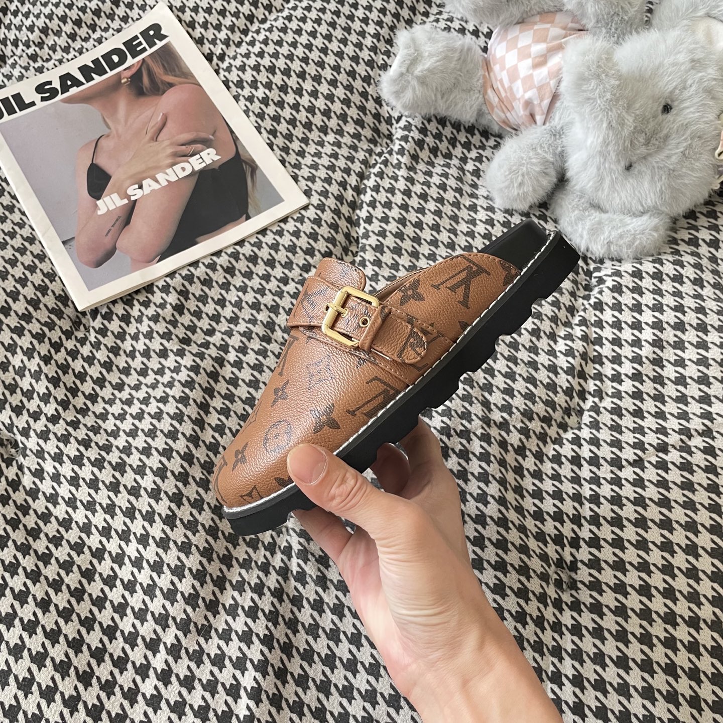 LV couple closed toe slippers