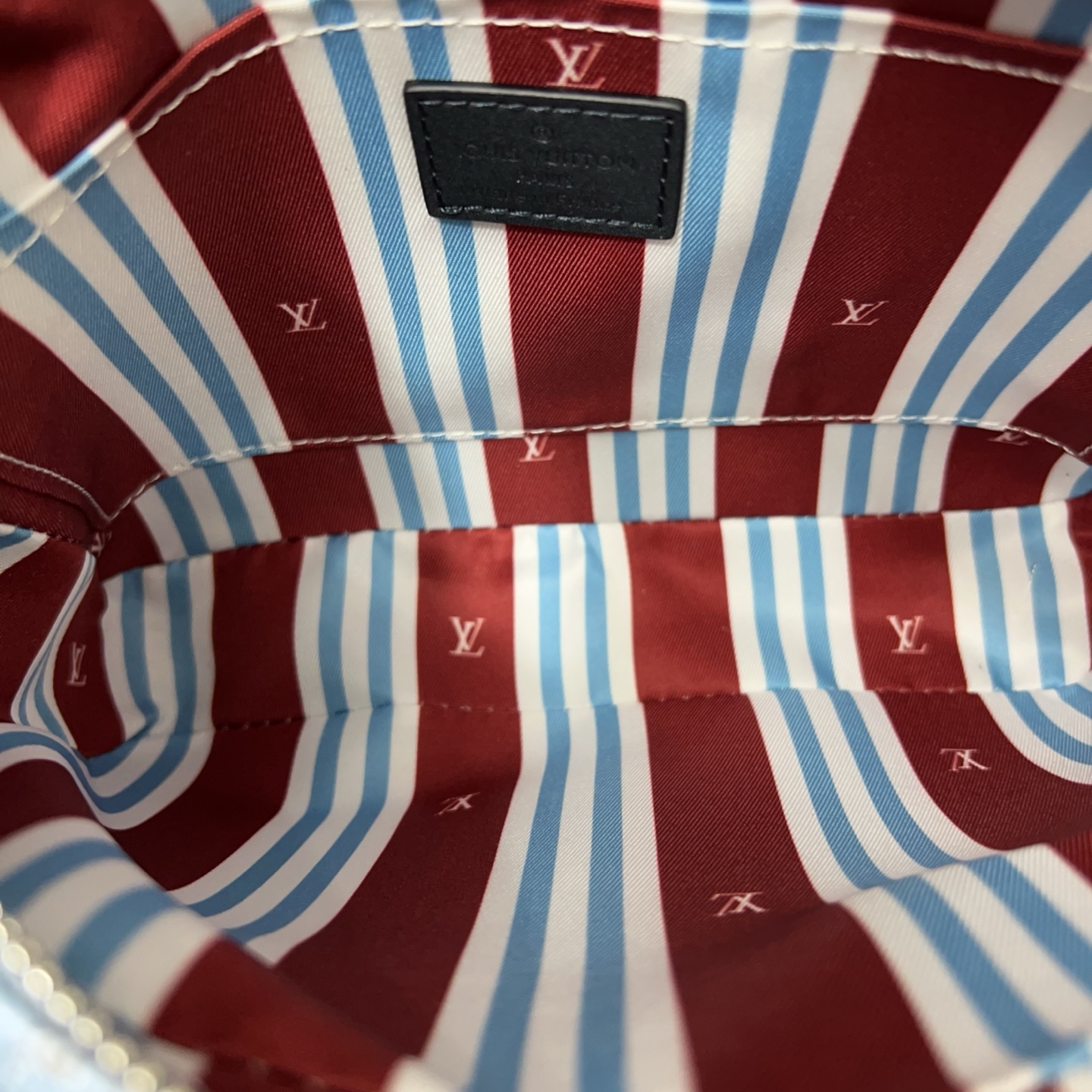 Louisvuitton classic versatile messenger bag