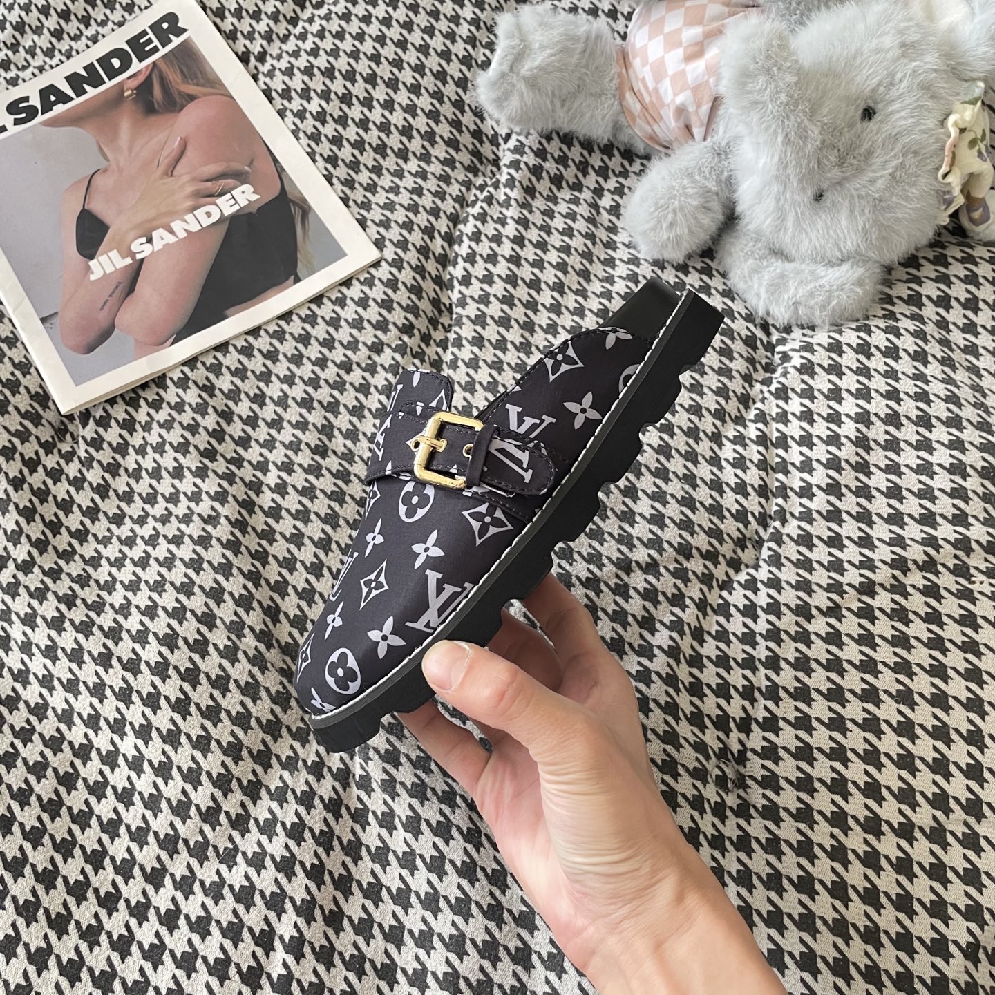 LV couple closed toe slippers