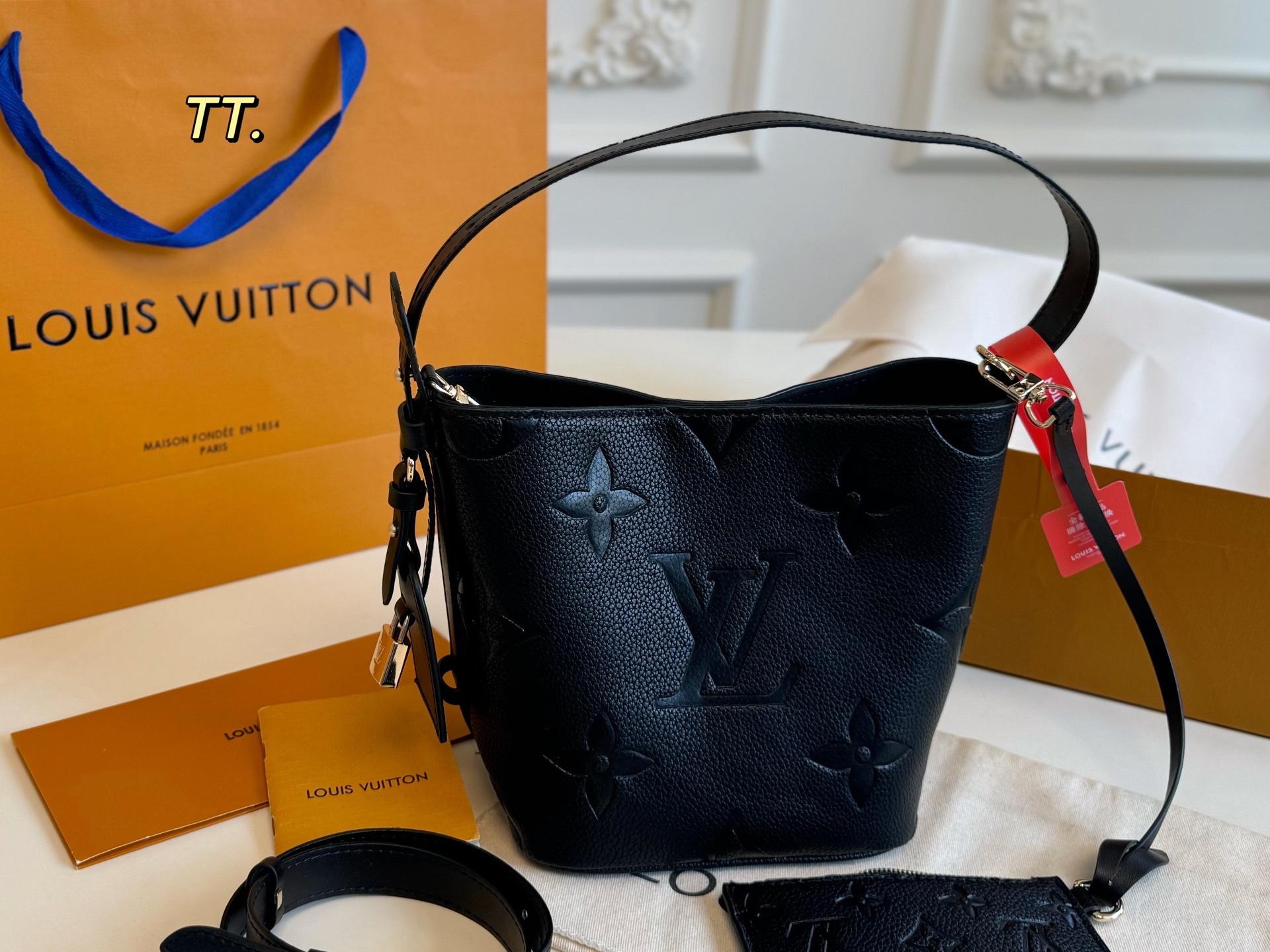 Louis Vuitton's new embossed 25Allinbb presbyopic bucket bag