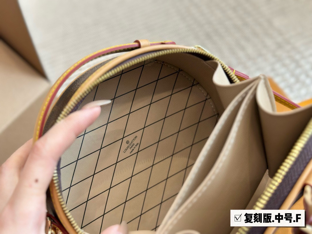 LV BOITE small round bag