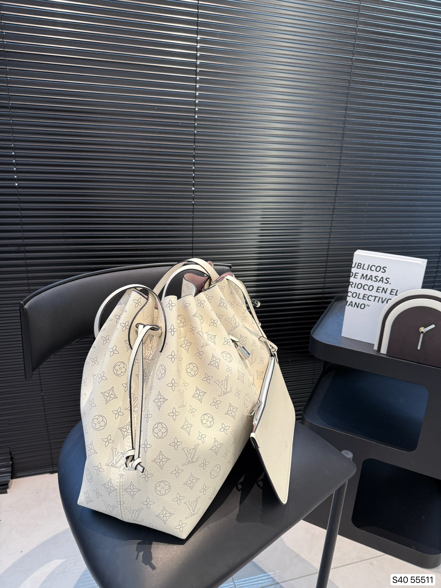 LV simple and stylish tote bag