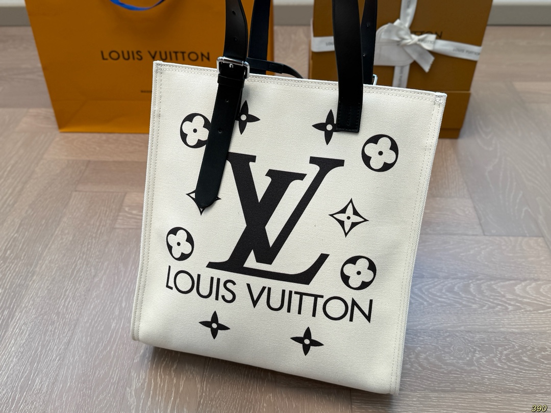LV canvas bag is fashionable and cute