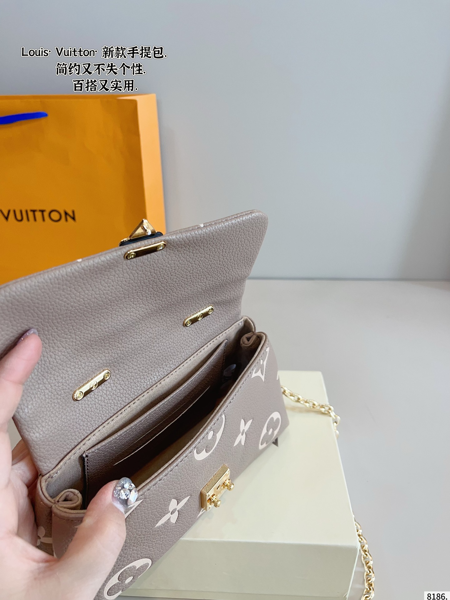 LV messenger bag exquisite and fashionable