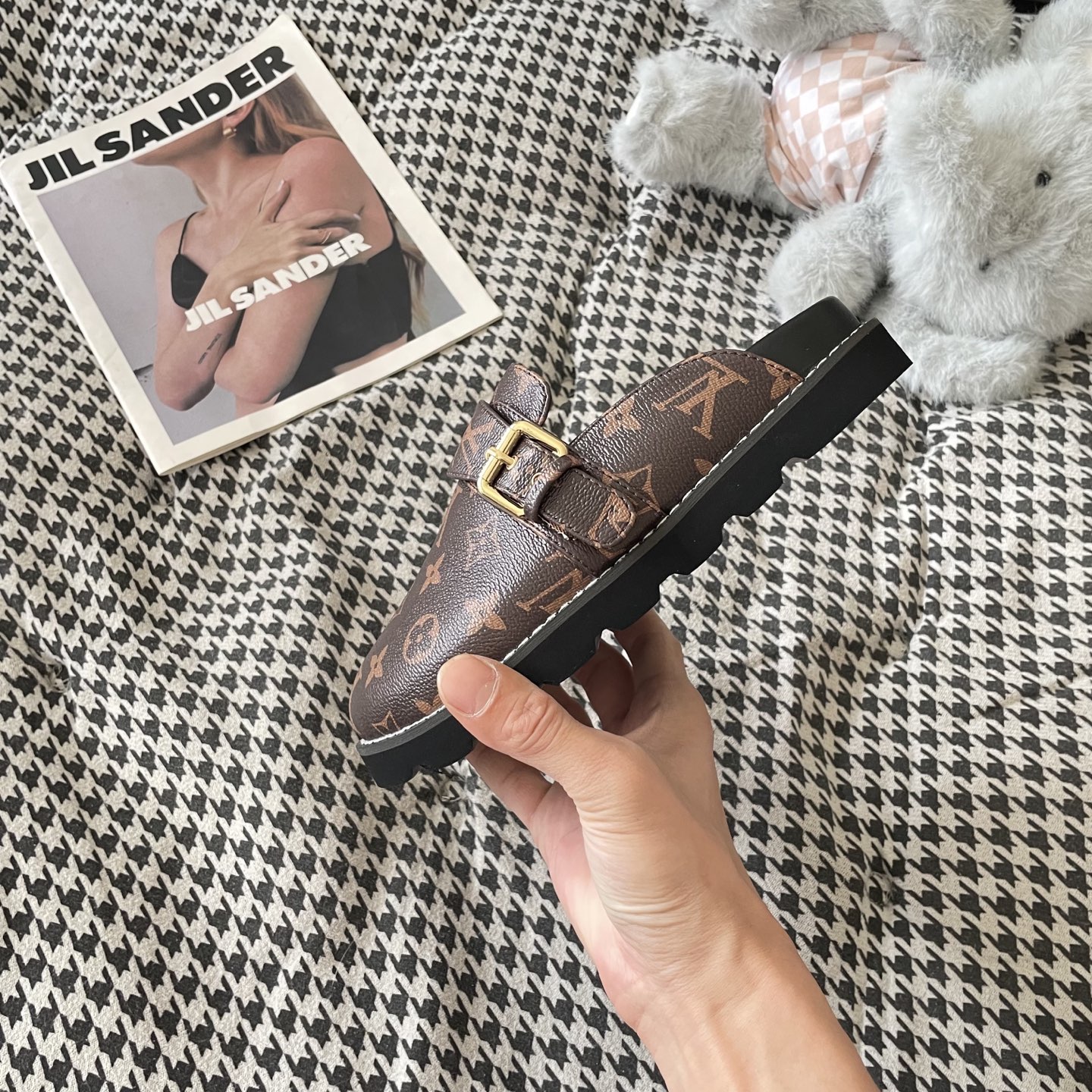 LV couple closed toe slippers