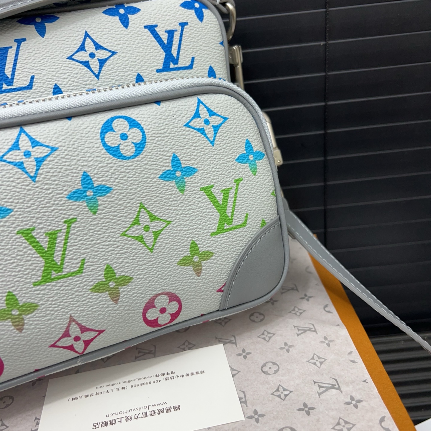 Louisvuitton off-white shoulder strap messenger bag