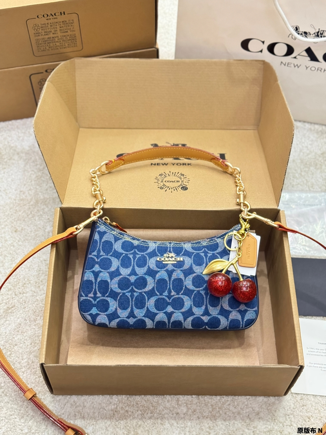 Coach's new Swinger Bag shoulder armpit bag crossbody bag crescent bag