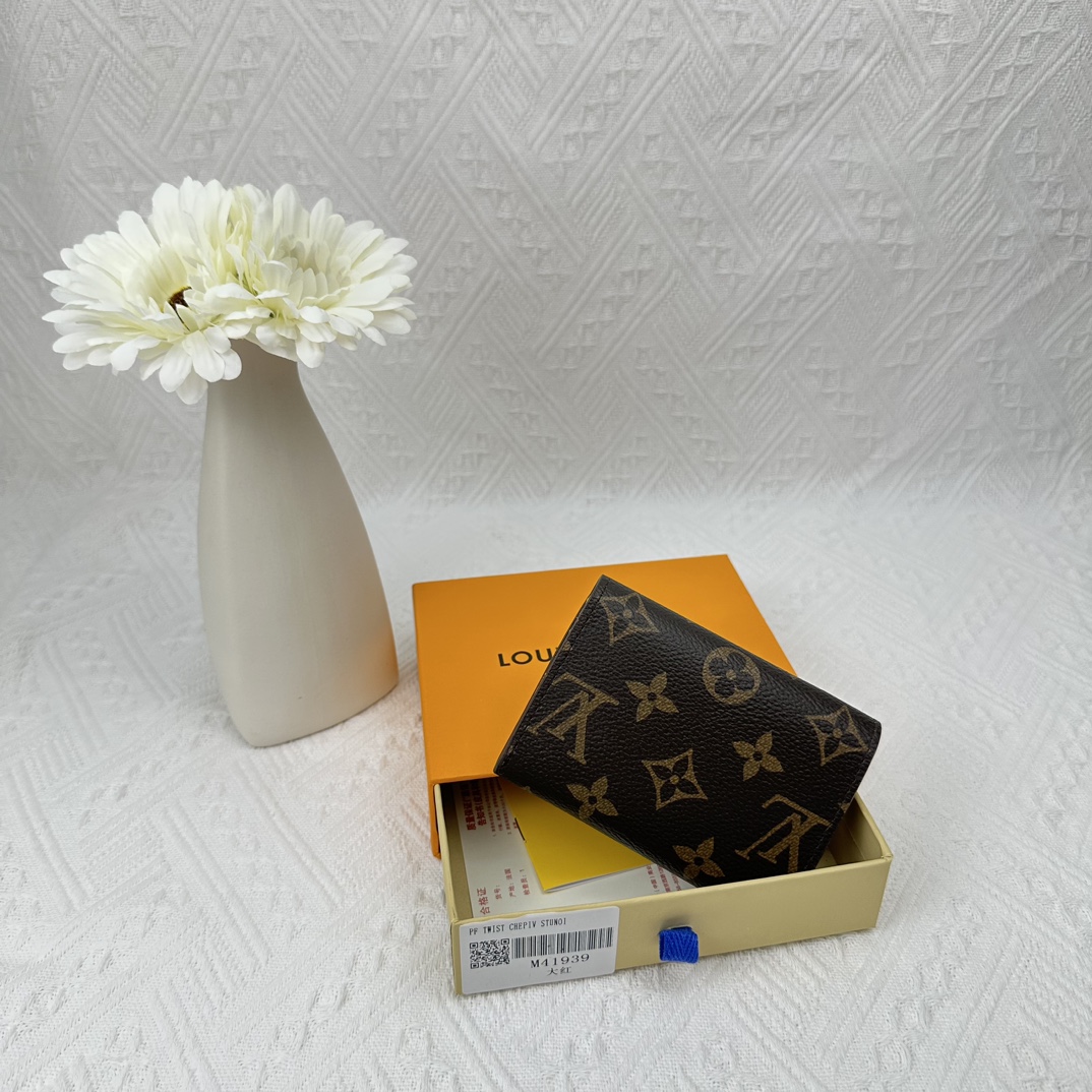 LV compact and practical coin purse