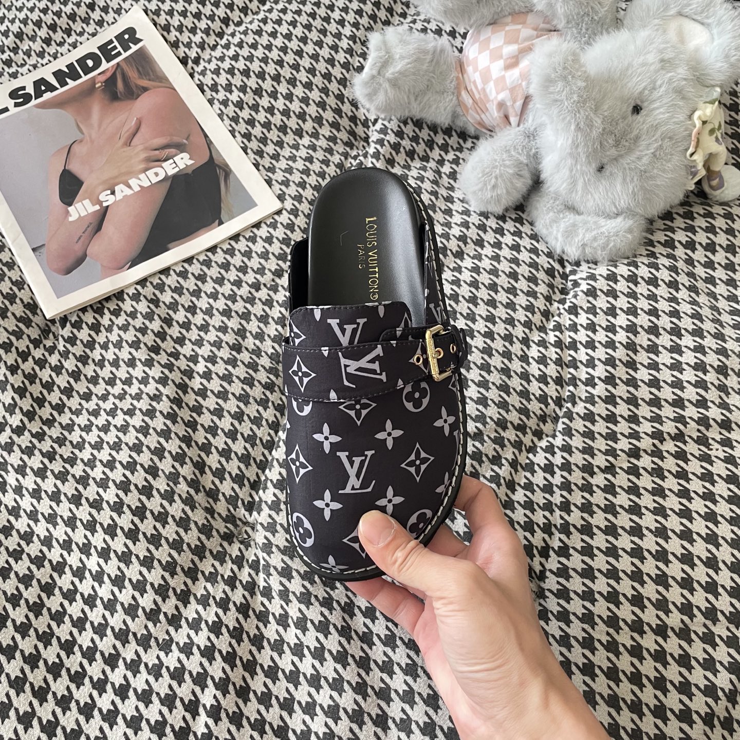 LV couple closed toe slippers