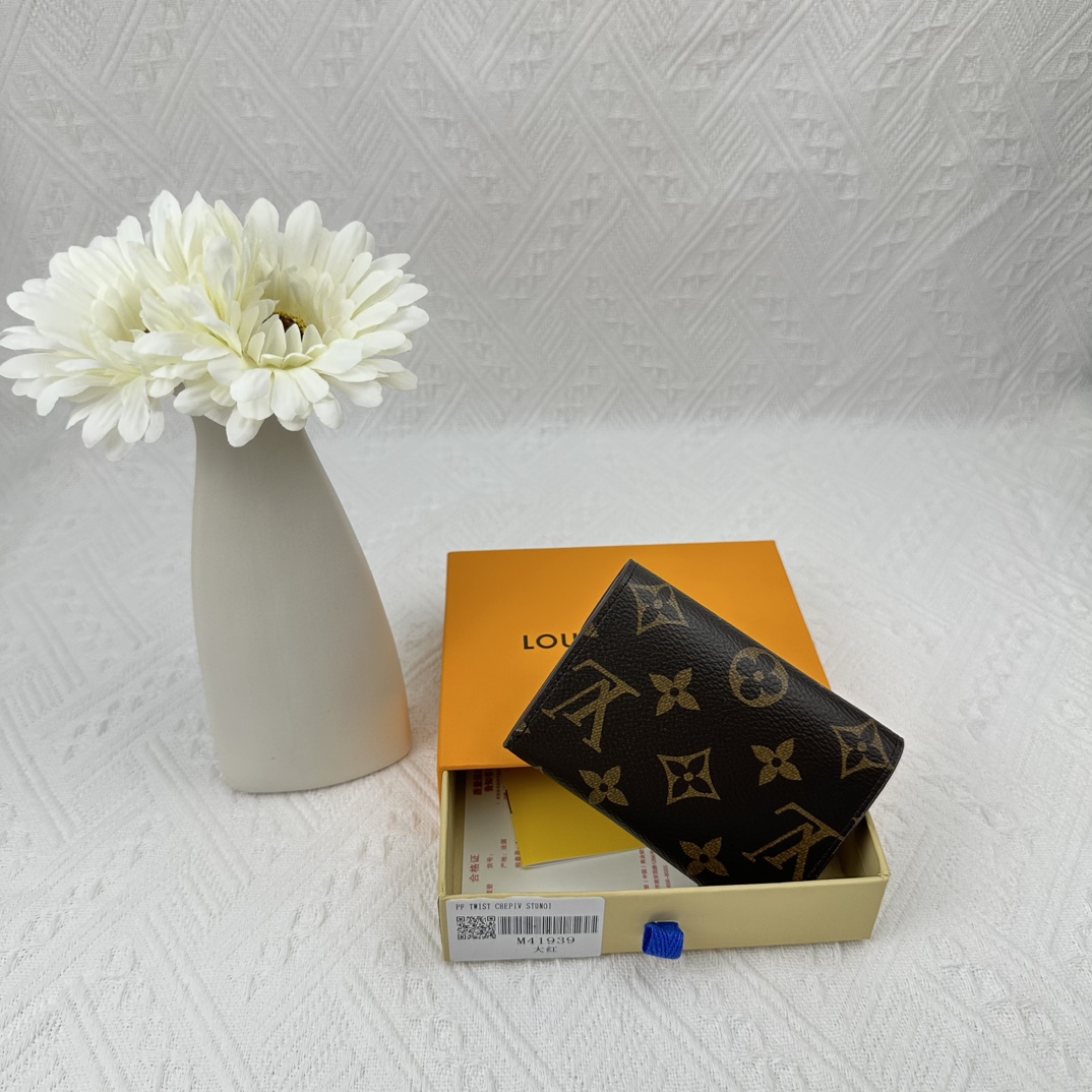 LV compact and practical coin purse