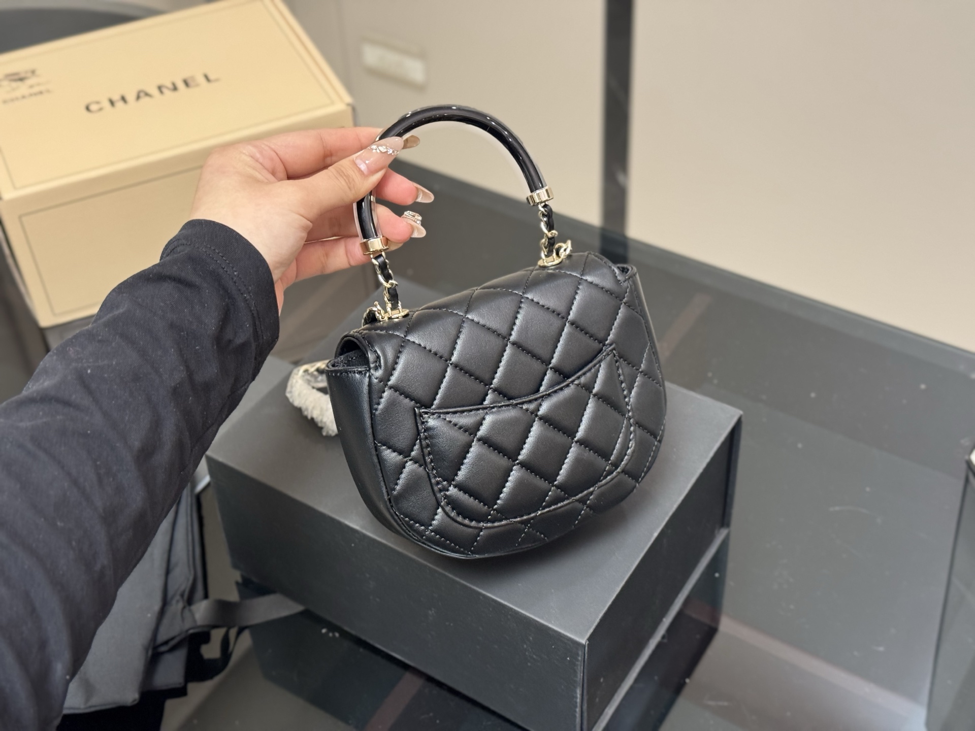 Chanel 25C acrylic handle handbag