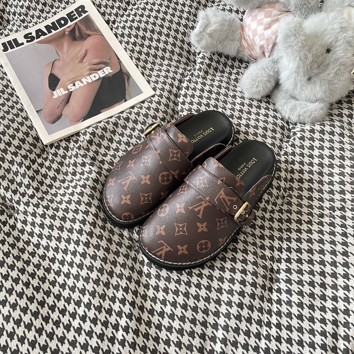 LV couple closed toe slippers