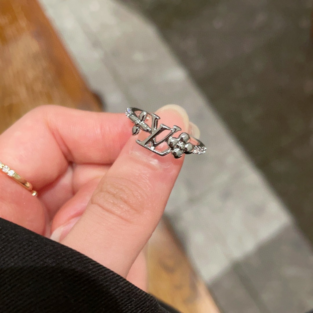 The new Louis Vuitton presbyopia letter ring is exquisite and sparkling