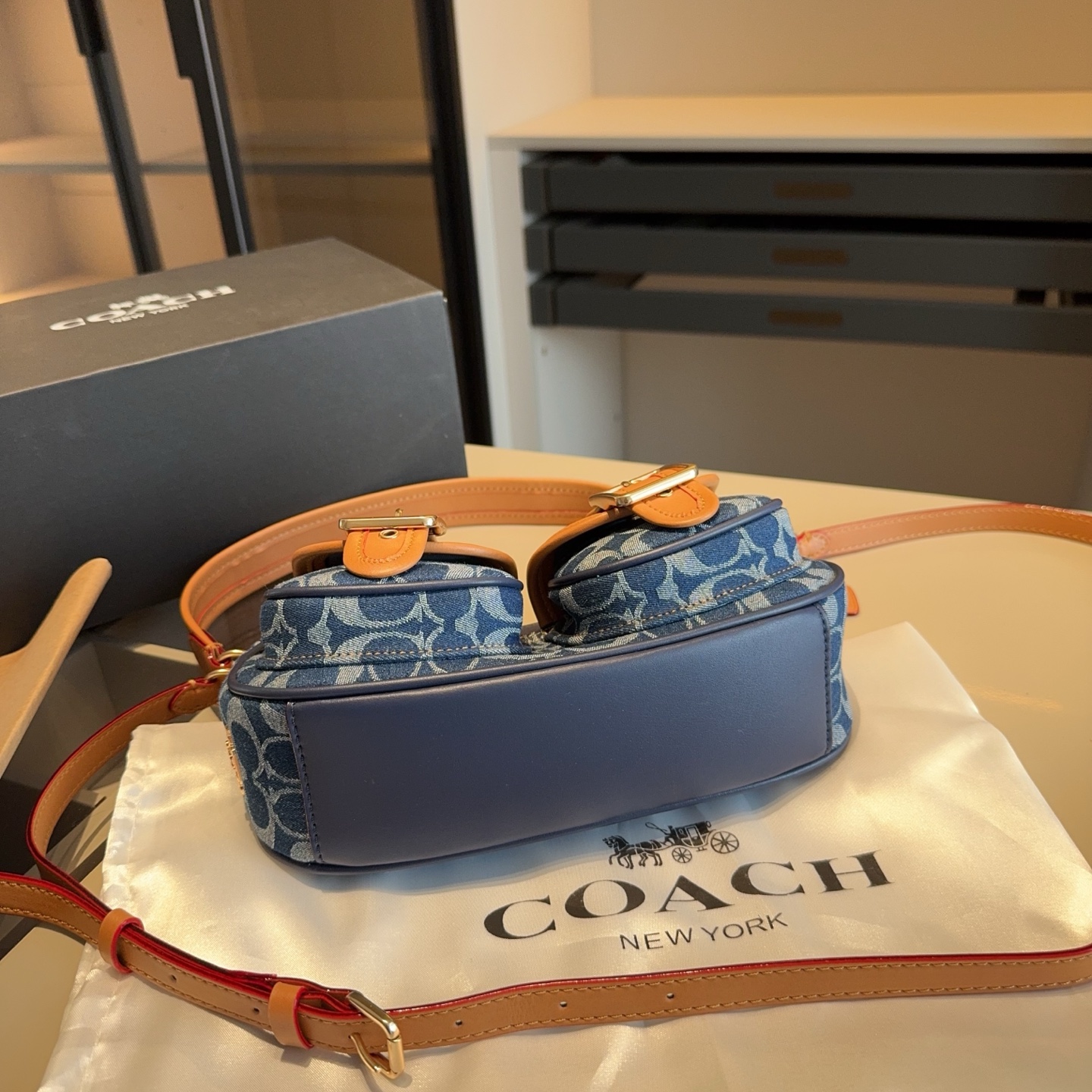 COACH Ashton baguete underarm bag