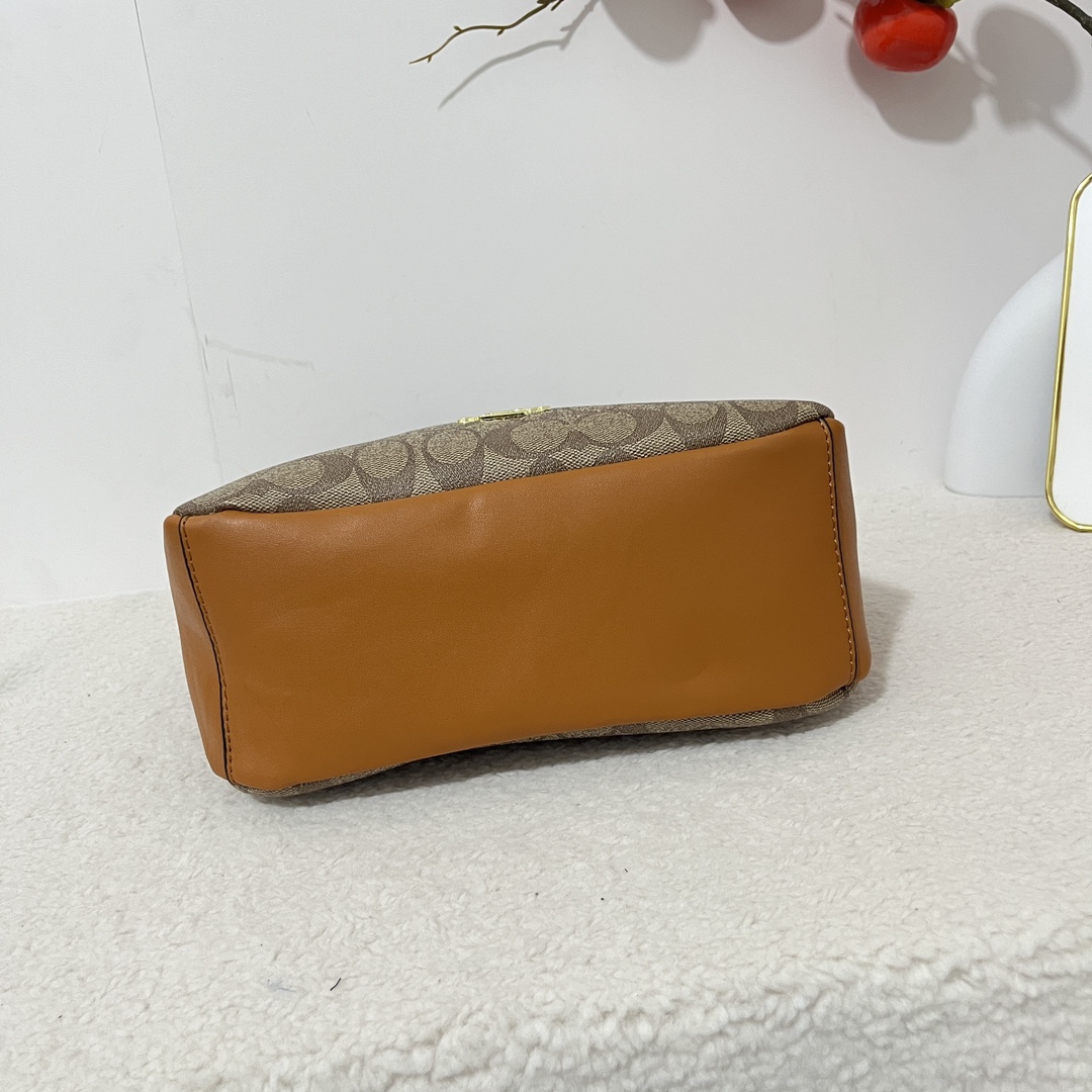 Coach shoulder handbag is classic and durable