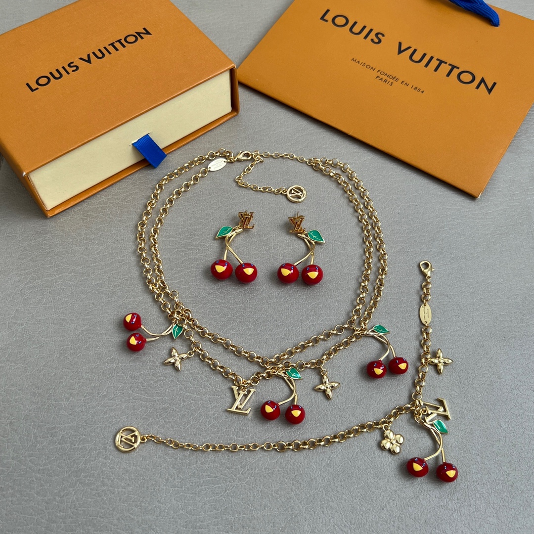 Louis Vuitton necklaces are stylish and fashionable