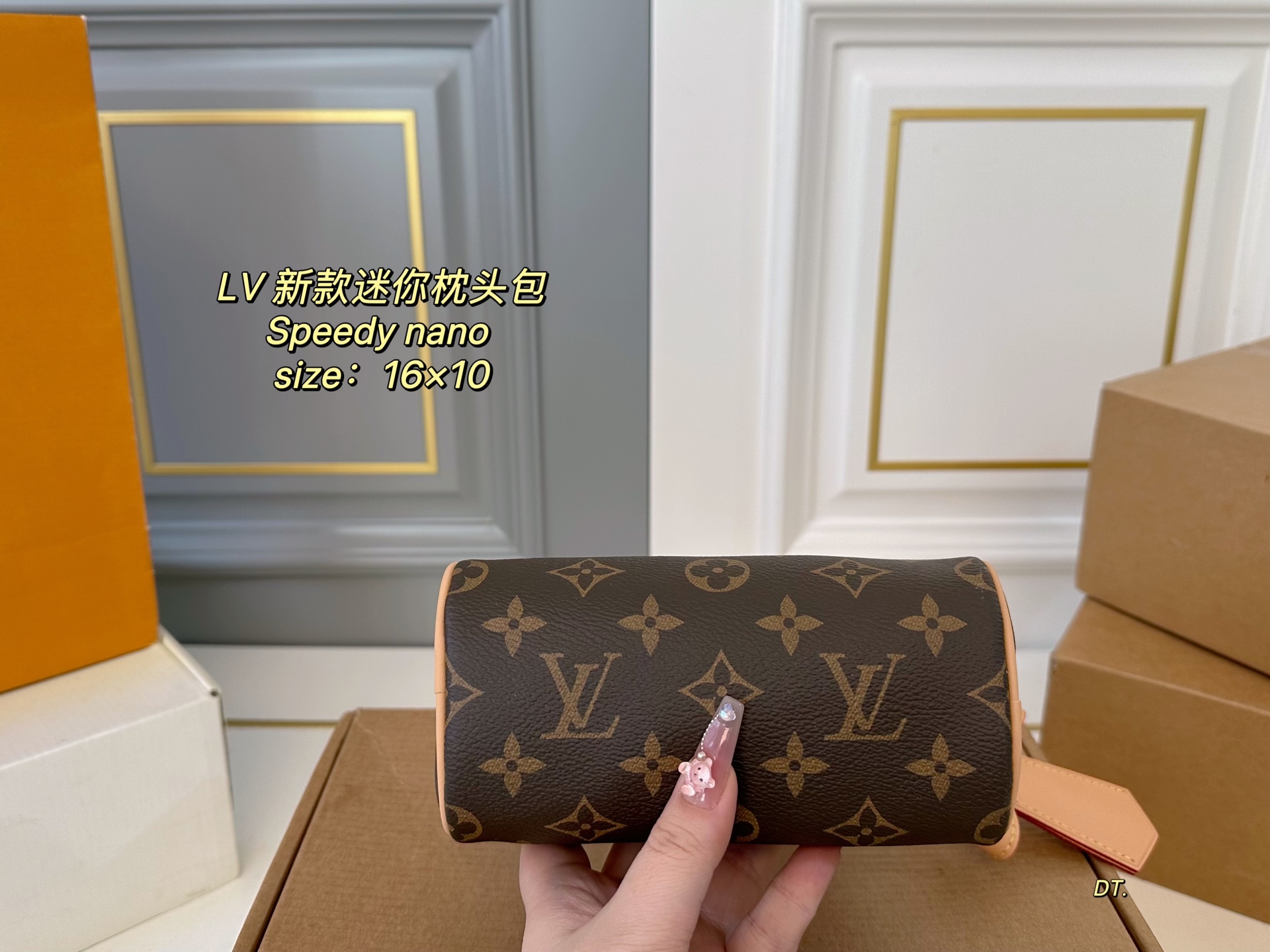 LV mini pillow bag exquisite Compact, lightweight, fashionable and versatile