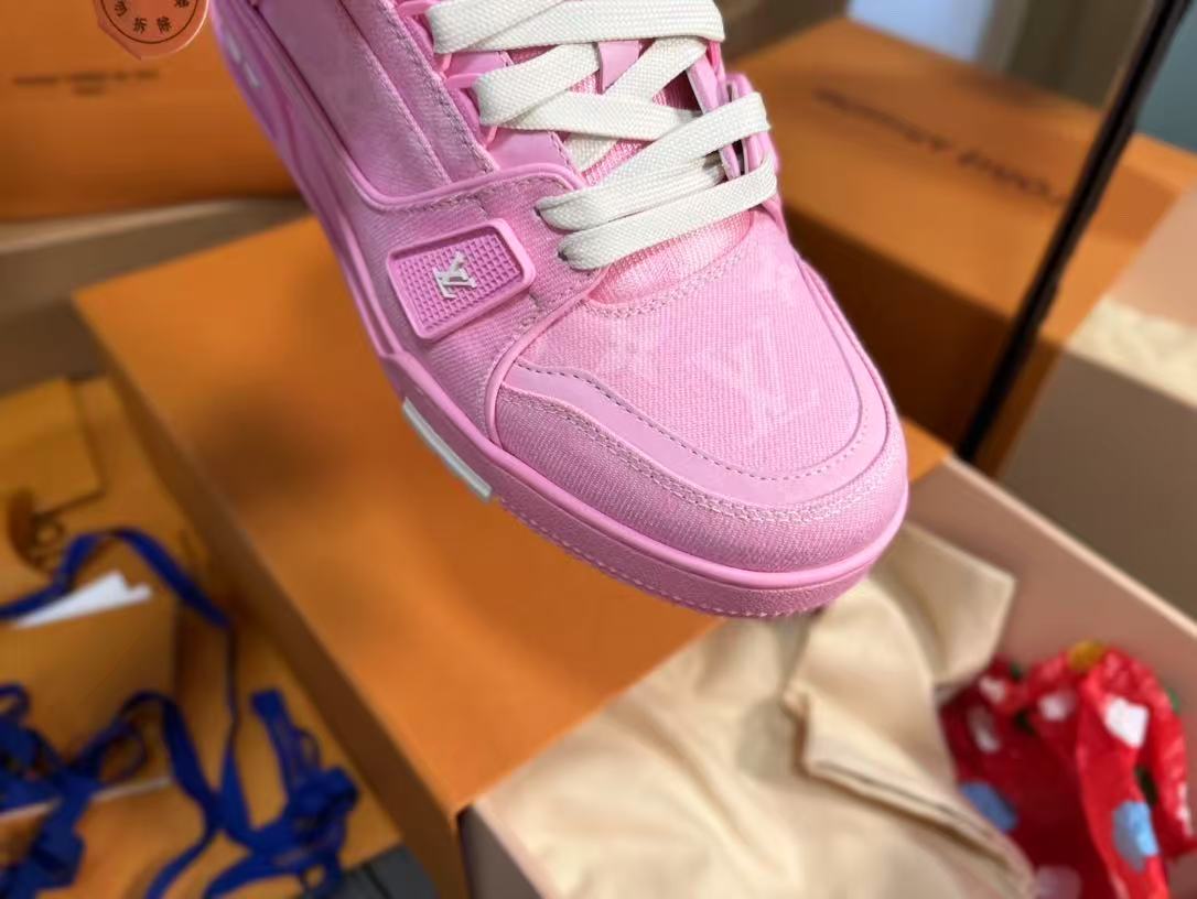 LV trainer sports shoes