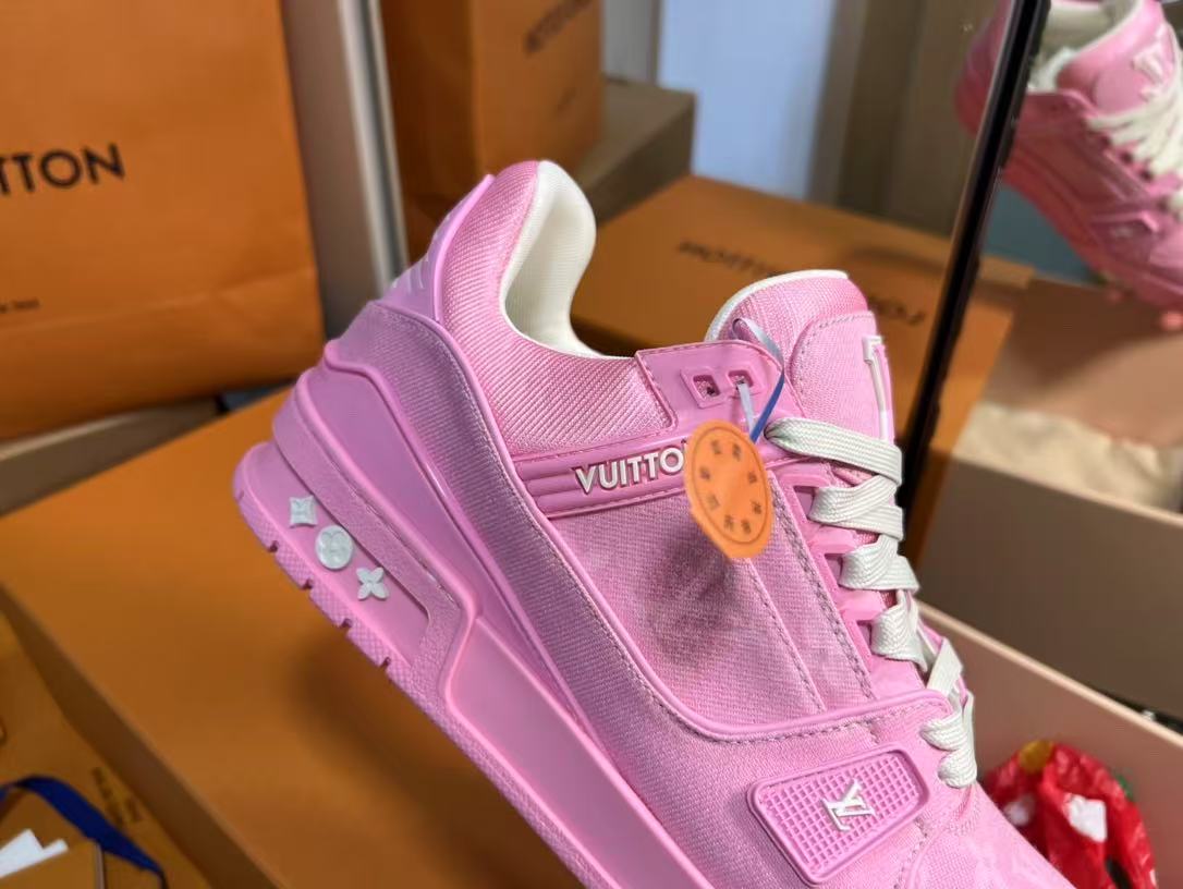LV trainer sports shoes