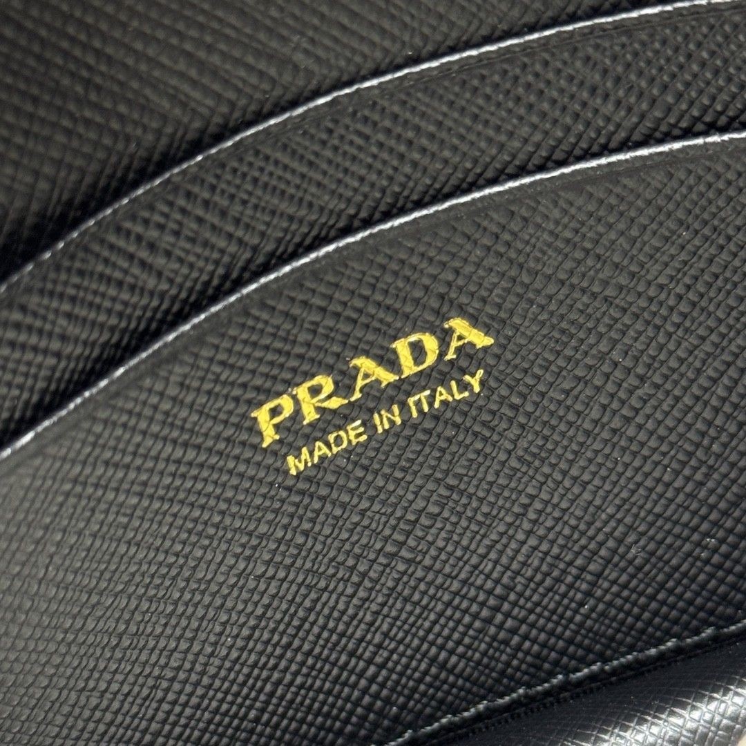 Top version Prada chain shoulder bag