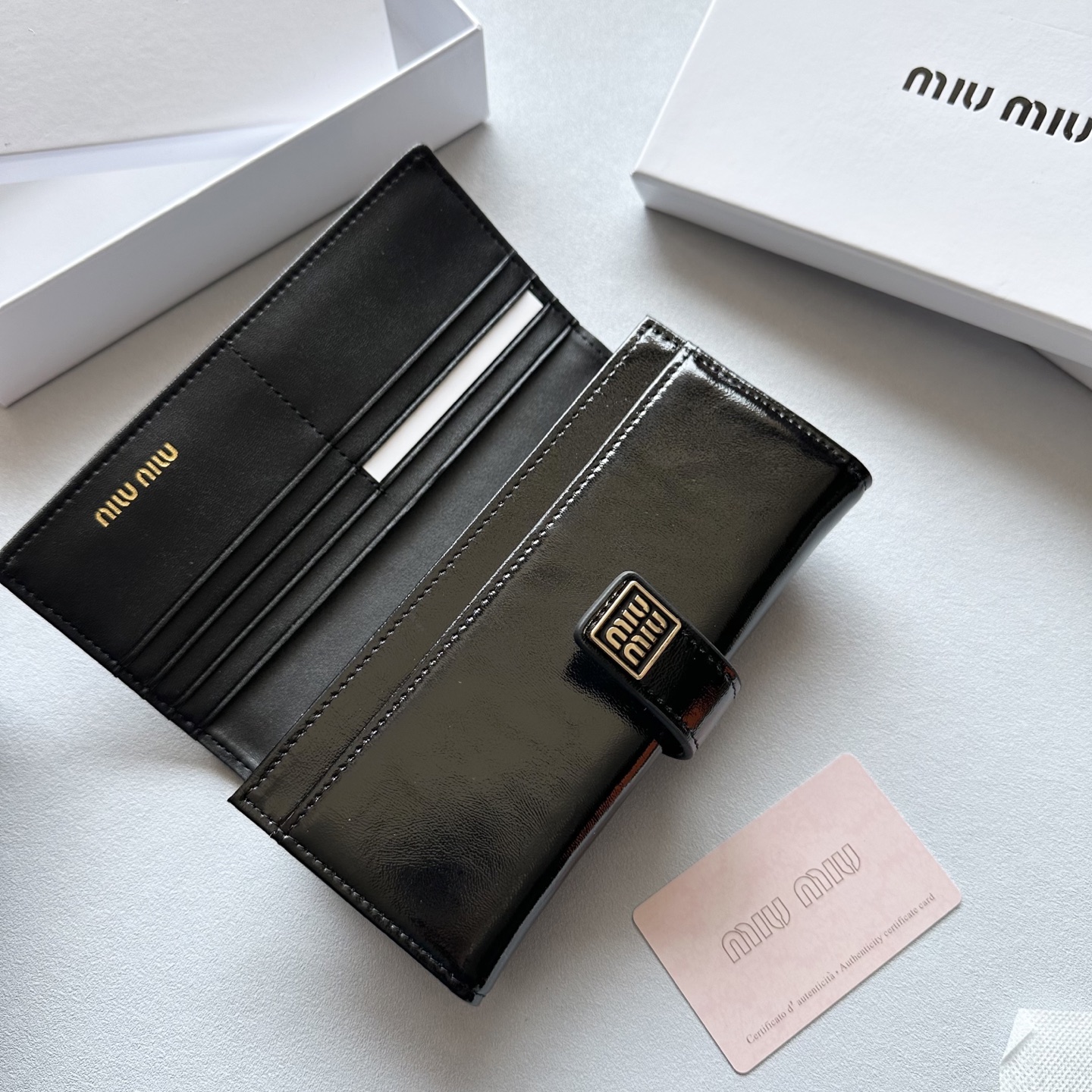 Miumiu new coin purse is simple fashionable and versatile