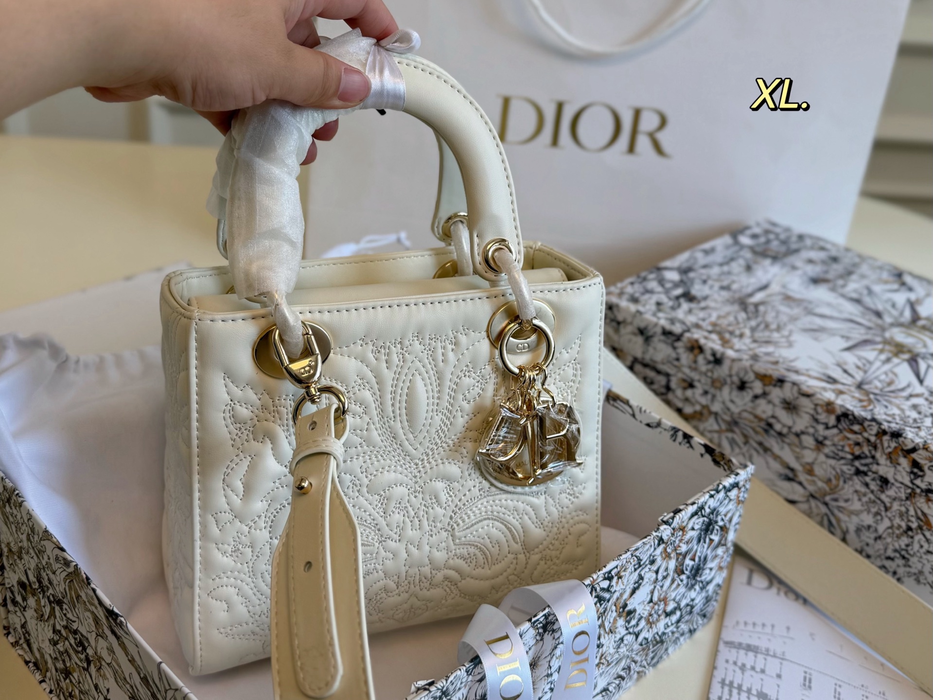 Dior Diana Three-dimensional Carved Embroidery handbag