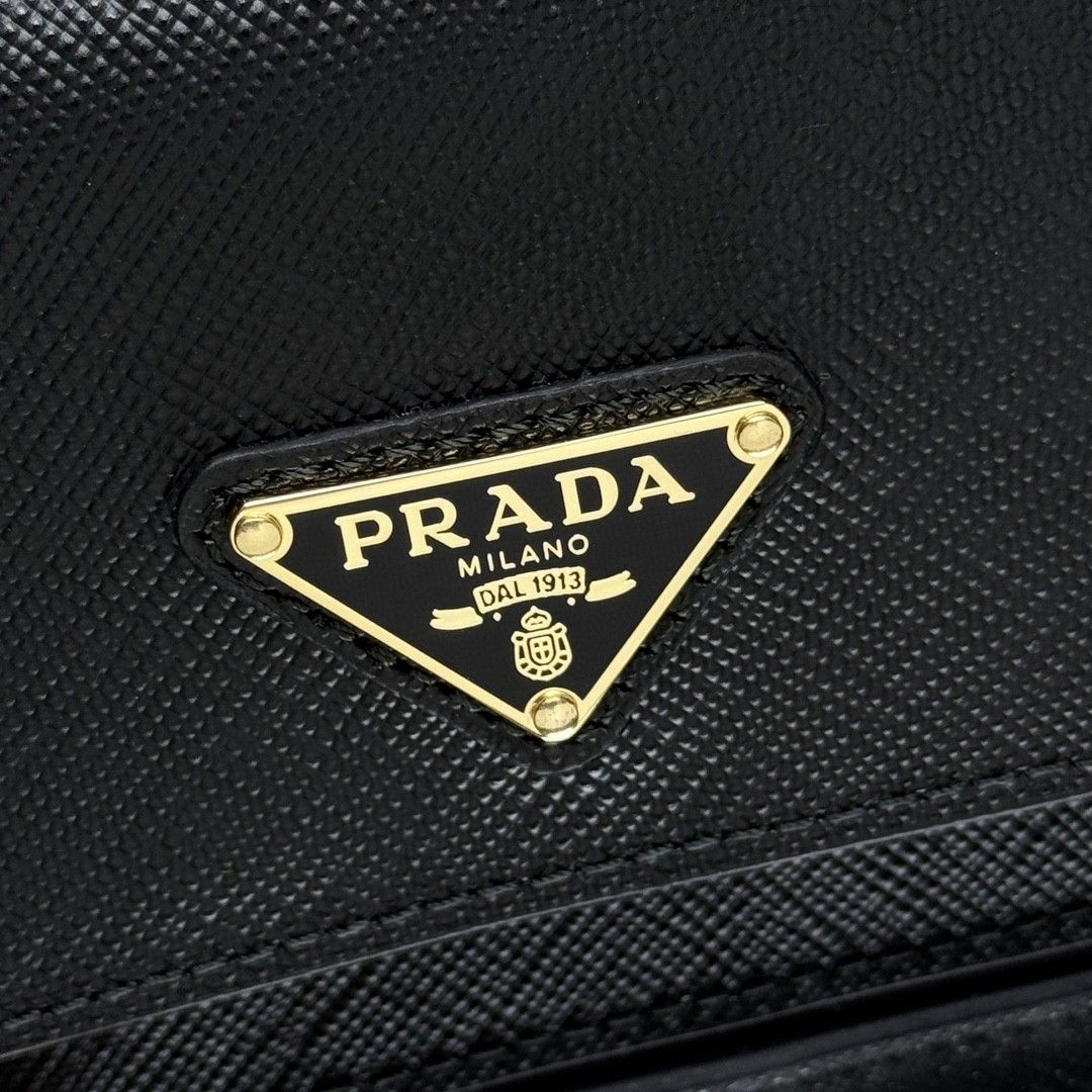 Top version Prada chain shoulder bag