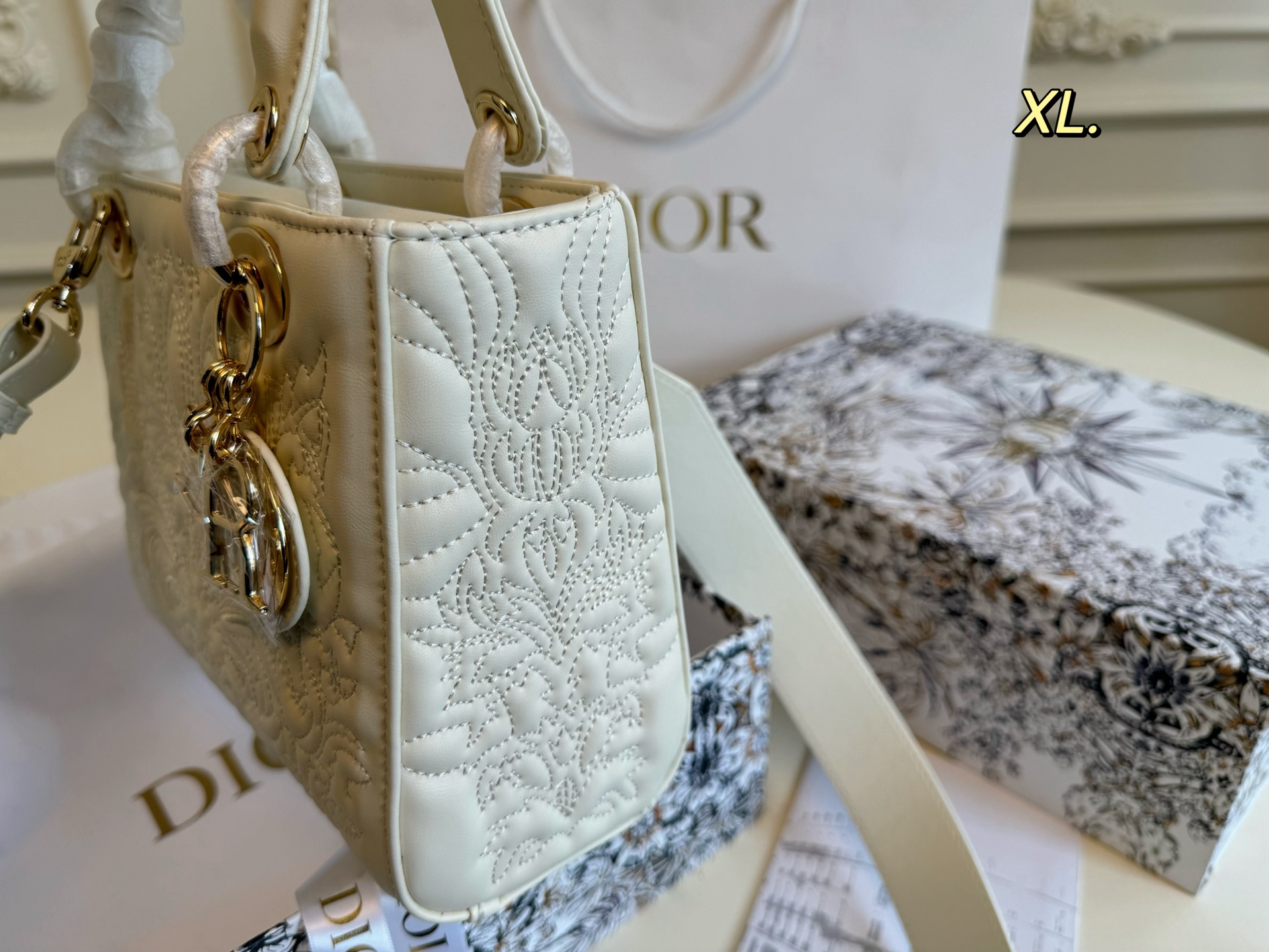 Dior Diana Three-dimensional Carved Embroidery handbag