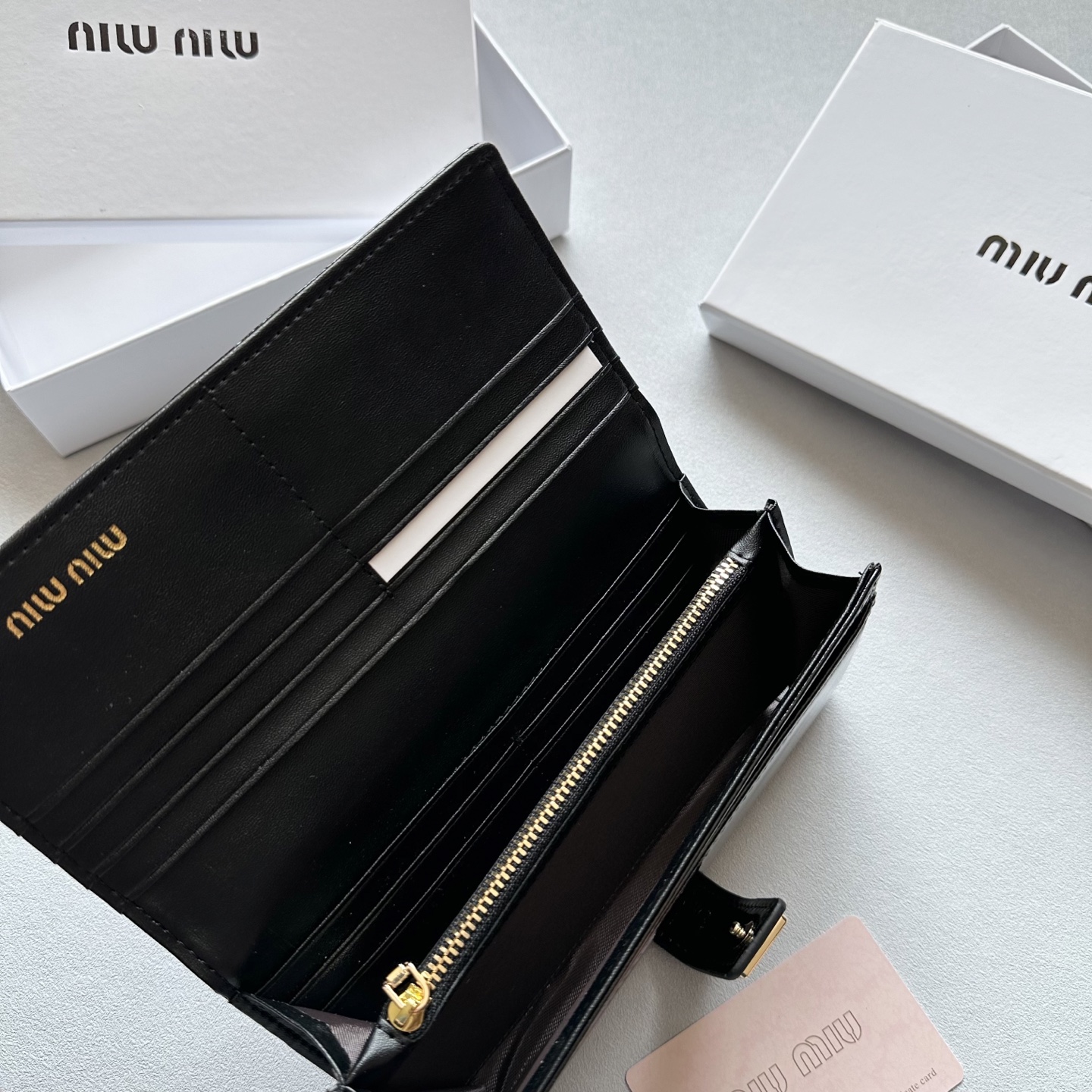 Miumiu new coin purse is simple fashionable and versatile